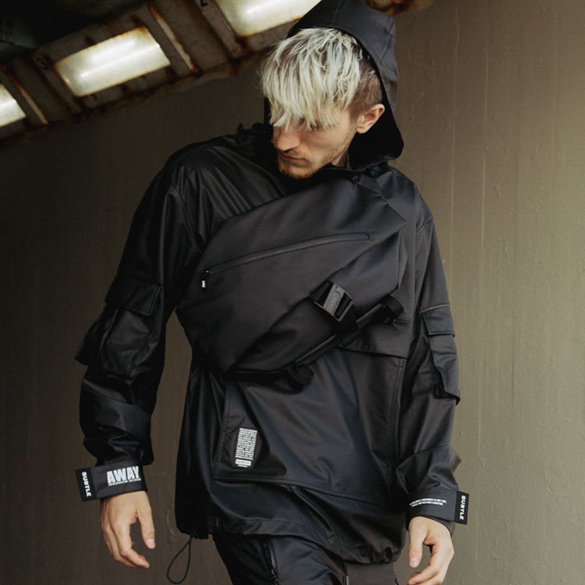 SUBTLE MAINSTREET Ranger Crossbody Bag採用高強度防潑水尼龍材質,輕便耐用