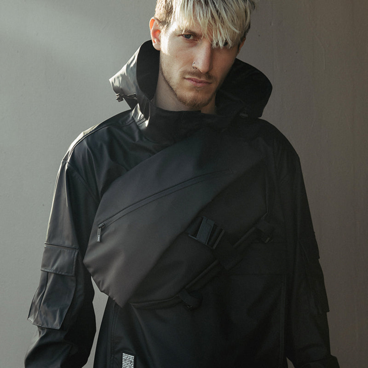 SUBTLE MAINSTREET Ranger Crossbody Bag多隔層設計,有效收納日常用品,如手機、卡片及鑰匙