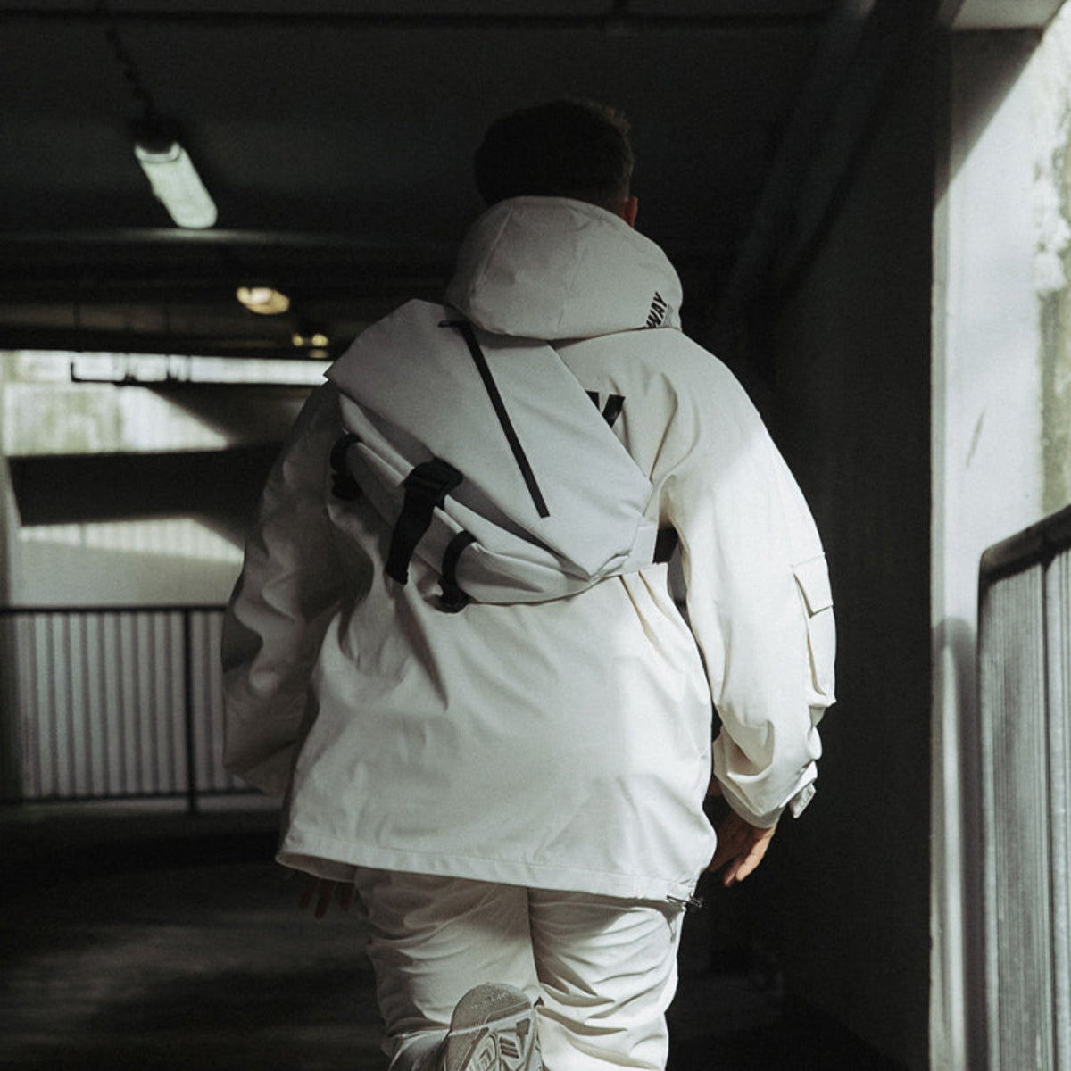 SUBTLE MAINSTREET Ranger Crossbody Bag採用高強度防潑水尼龍材質,輕便耐用