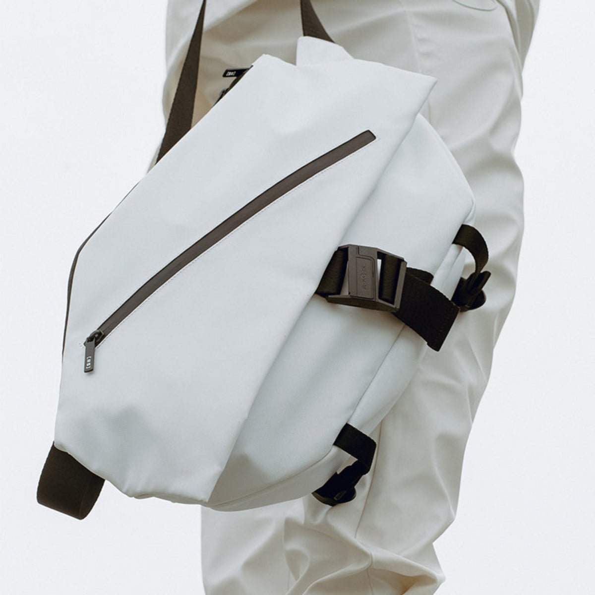 SUBTLE MAINSTREET Ranger Crossbody Bag採用高強度防潑水尼龍材質,輕便耐用