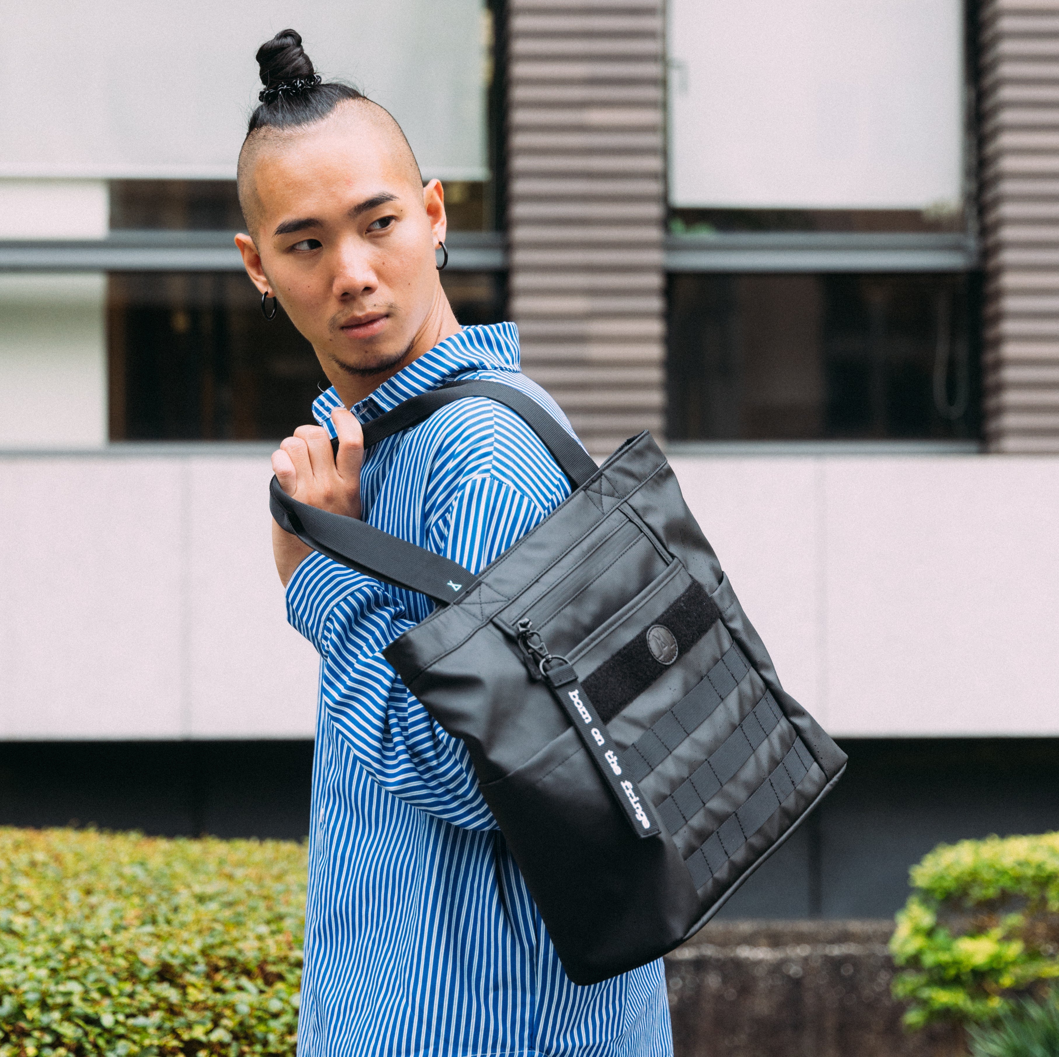 Moral NIGHTHAWKS MILITARY 軍事風托特包大碼適合通勤與休閒場合使用,兼具時尚與實用性。