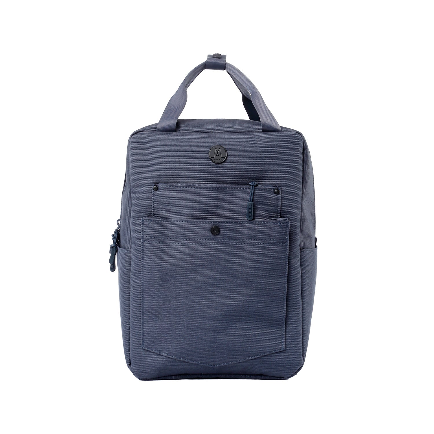Moral Budd Gizza 13吋電腦背包 Woodland,正面造型俐落,搭配品牌專屬LOGO。外層口袋方便日常收納。