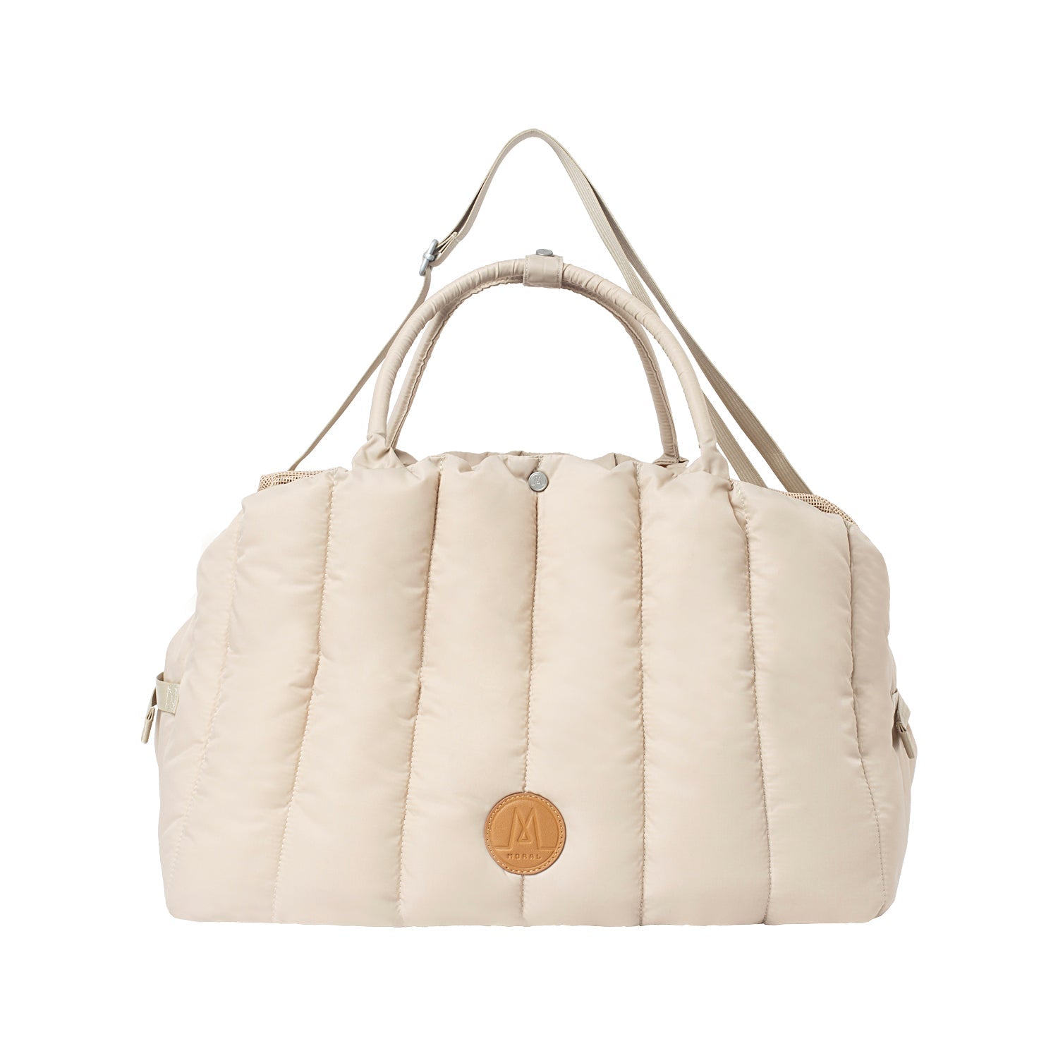 Moral CHAPEL寵物床奶油白色款,正面展示其立體壓紋設計。商品配有品牌皮標、雙提把與可調節肩背帶,外型簡約時尚。