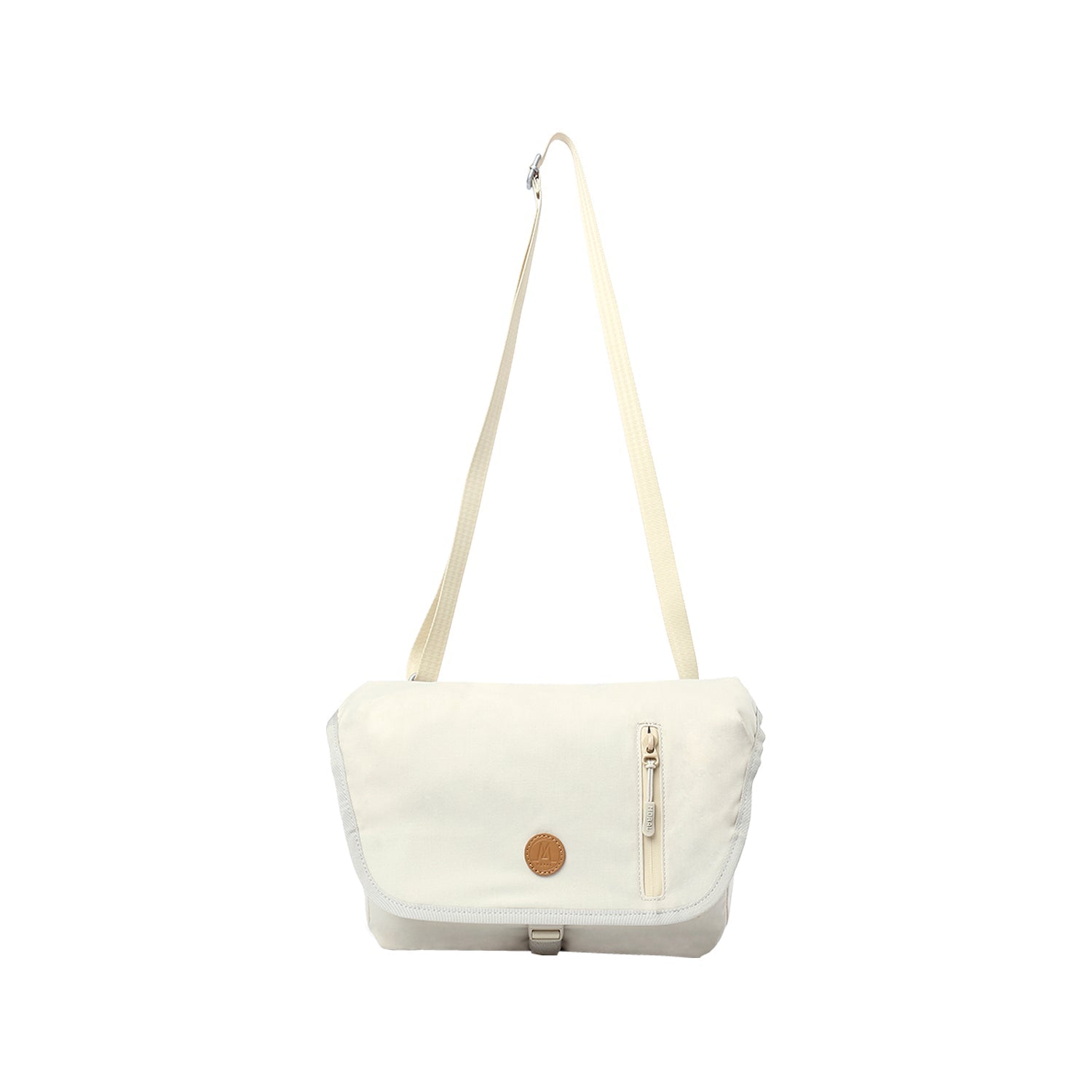 MORAL Northside Bostin 郵差包(中)米白色款,配有可調式肩帶與前方拉鍊口袋。設計清新簡約,適合日常搭配。