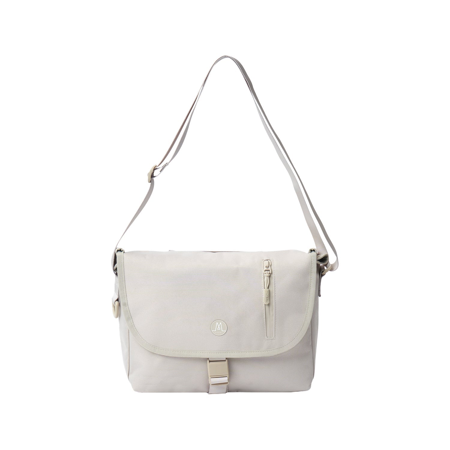 Moral NORTHSIDE 翻蓋郵差包中碼燕麥色款,外觀簡約時尚並附有品牌LOGO。正面設有防水拉鍊口袋與磁扣設計,兼具實用與美感。