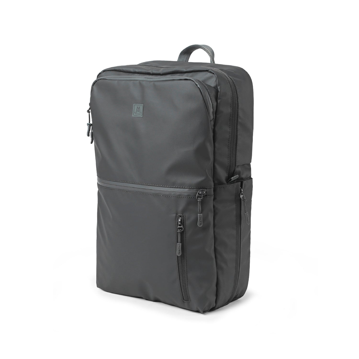 Moral Cecil Trackies 背包 Stealth Bomber Edition 正面全貌,展現簡約俐落的設計與防潑水材質。外觀低調時尚,適合多種日常場合。