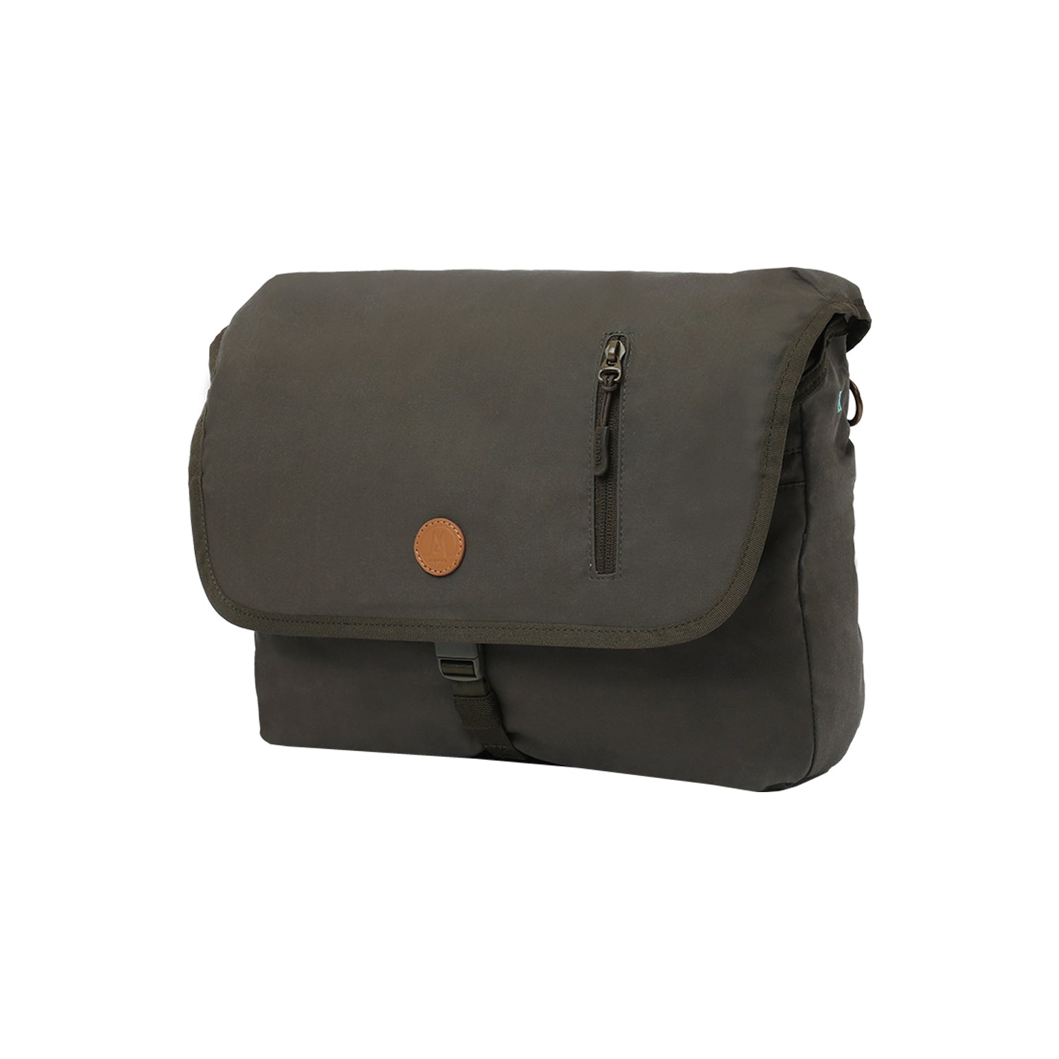 MORAL Northside Bostin 郵差包(大)隱然綠款,側面展示經典翻蓋與拉鍊口袋設計。此包款兼具實用性與時尚感,適合日常使用。