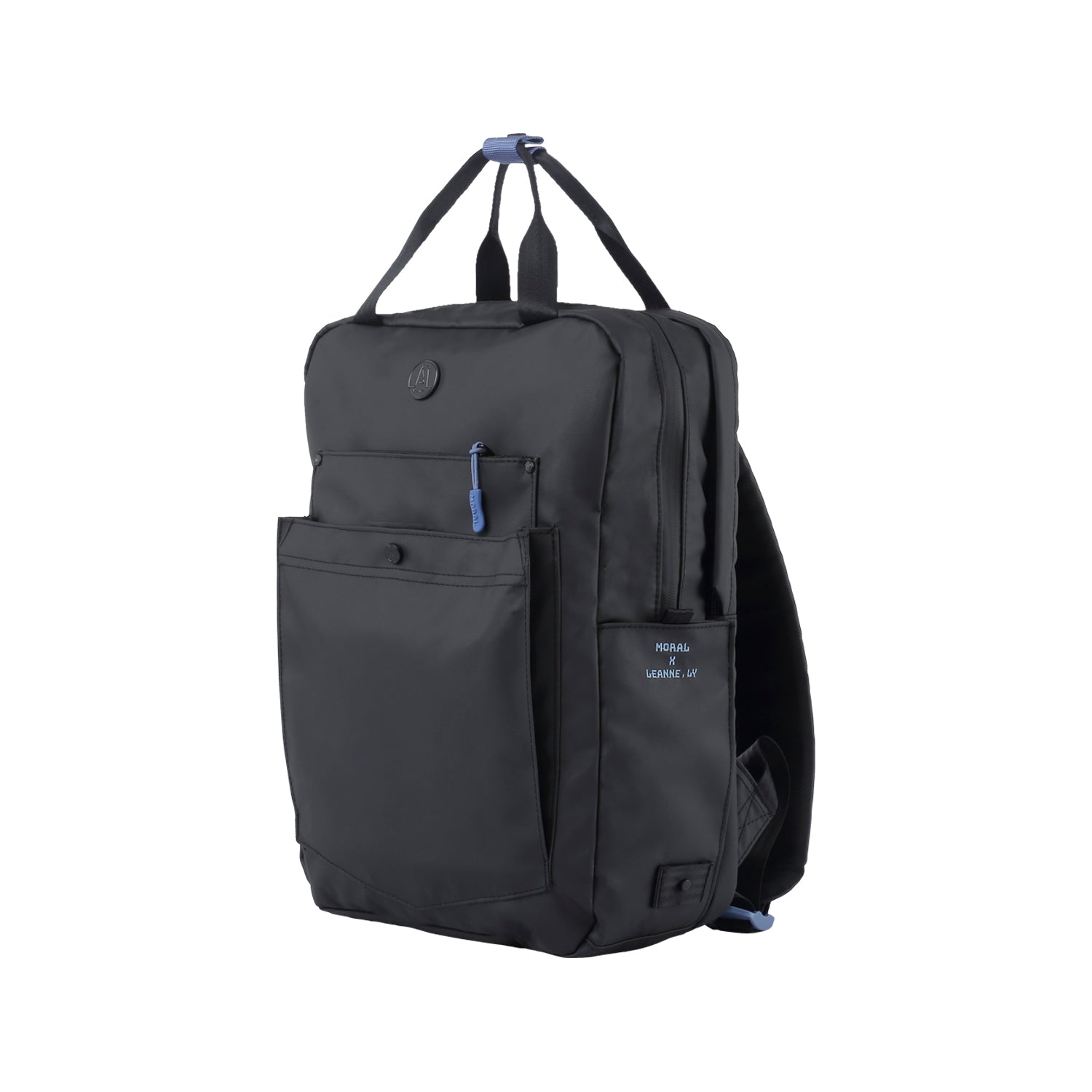 Moral x Leanne.LY Budd Gizza 背包側邊口袋設計,方便收納水瓶或隨身小物。細緻車縫與品牌標誌提升質感與實用性