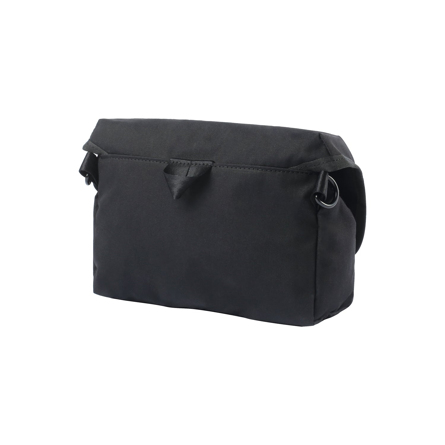 MORAL Northside Bostin郵差包(小)背面展示,設計簡潔俐落。包款背面配有實用提把與D型環,方便日常攜帶。