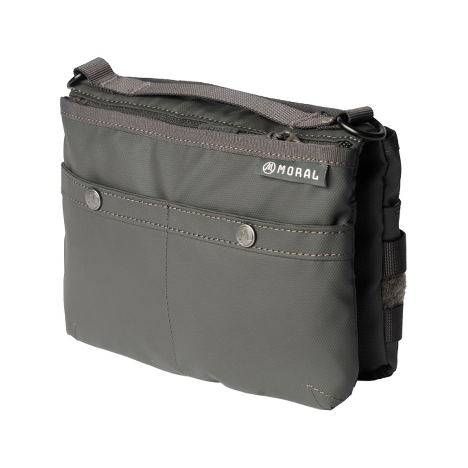 Moral NIGHTHAWKS MILITARY DUO MINI 軍事風側背包背面展示,配備多功能快插袋與拉鍊收納設計。堅固用料與俐落線條,展現品牌對細節的堅持。