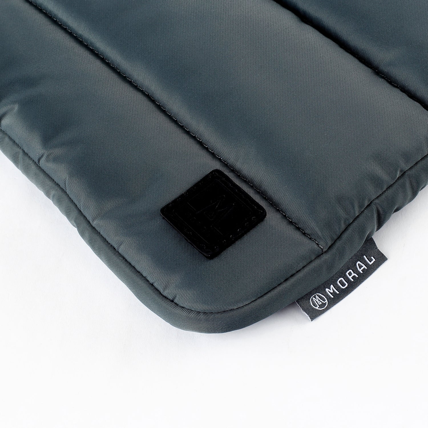 Moral Chapel 16吋電腦袋,細節近拍可見品牌LOGO與質感布標。細緻做工展現高質感。