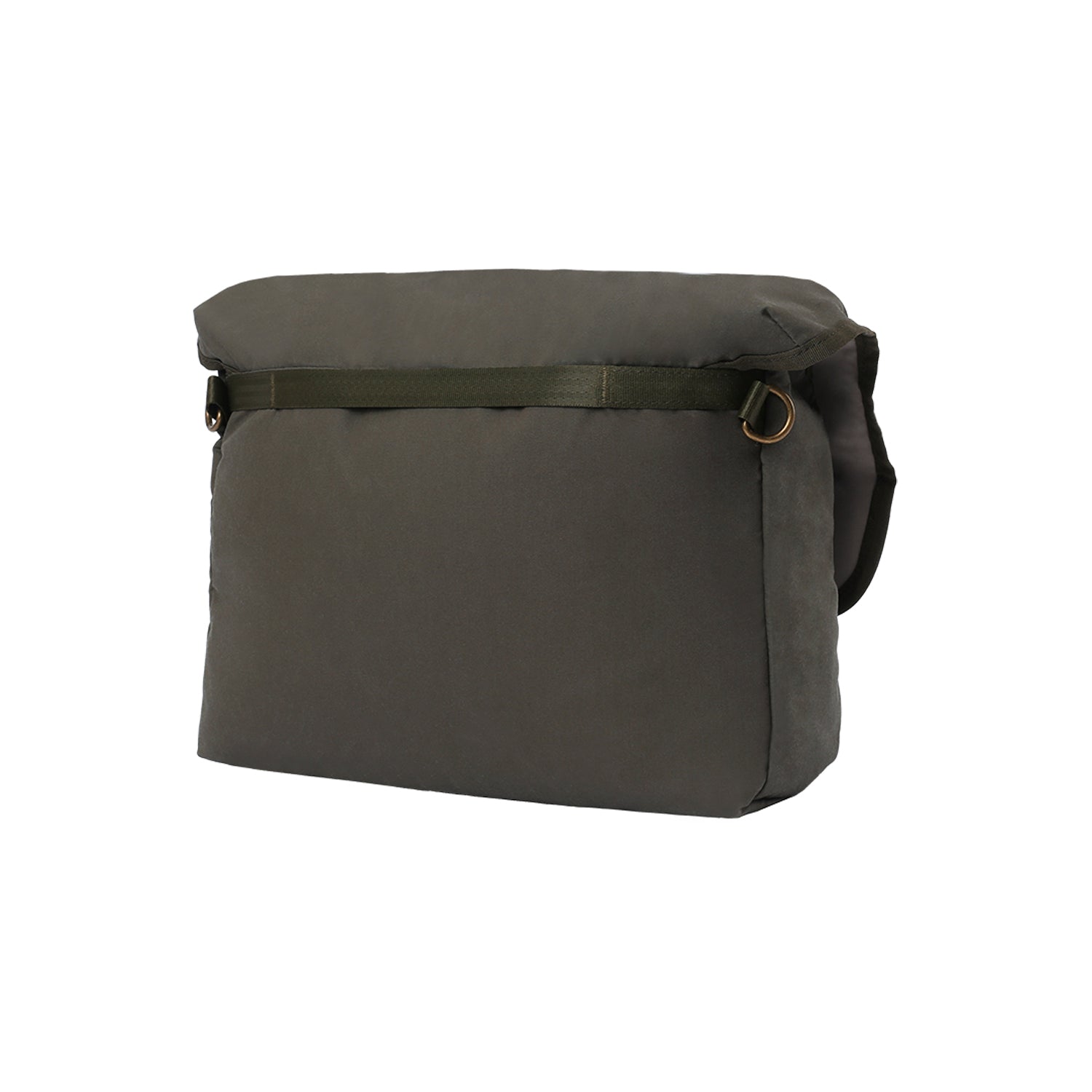 MORAL Northside Bostin 郵差包(大)隱然綠款背面展示,配有固定於行李箱的拉桿帶設計。此包款實用方便,適合通勤與旅行使用。