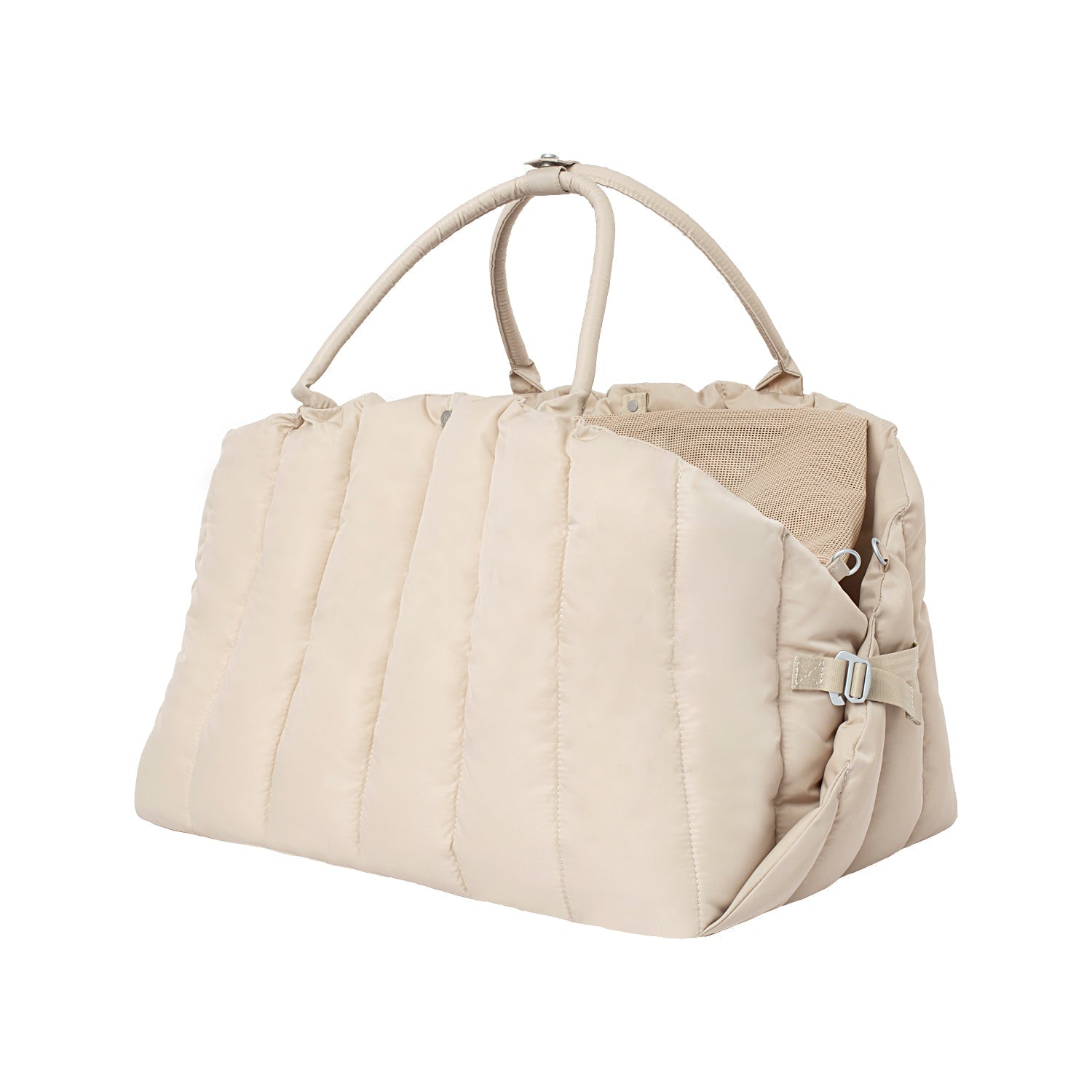 Moral CHAPEL寵物床奶油白色款,外觀蓬鬆且帶有品牌皮標設計。雙提把與高包覆床體,兼具舒適與攜帶便利。