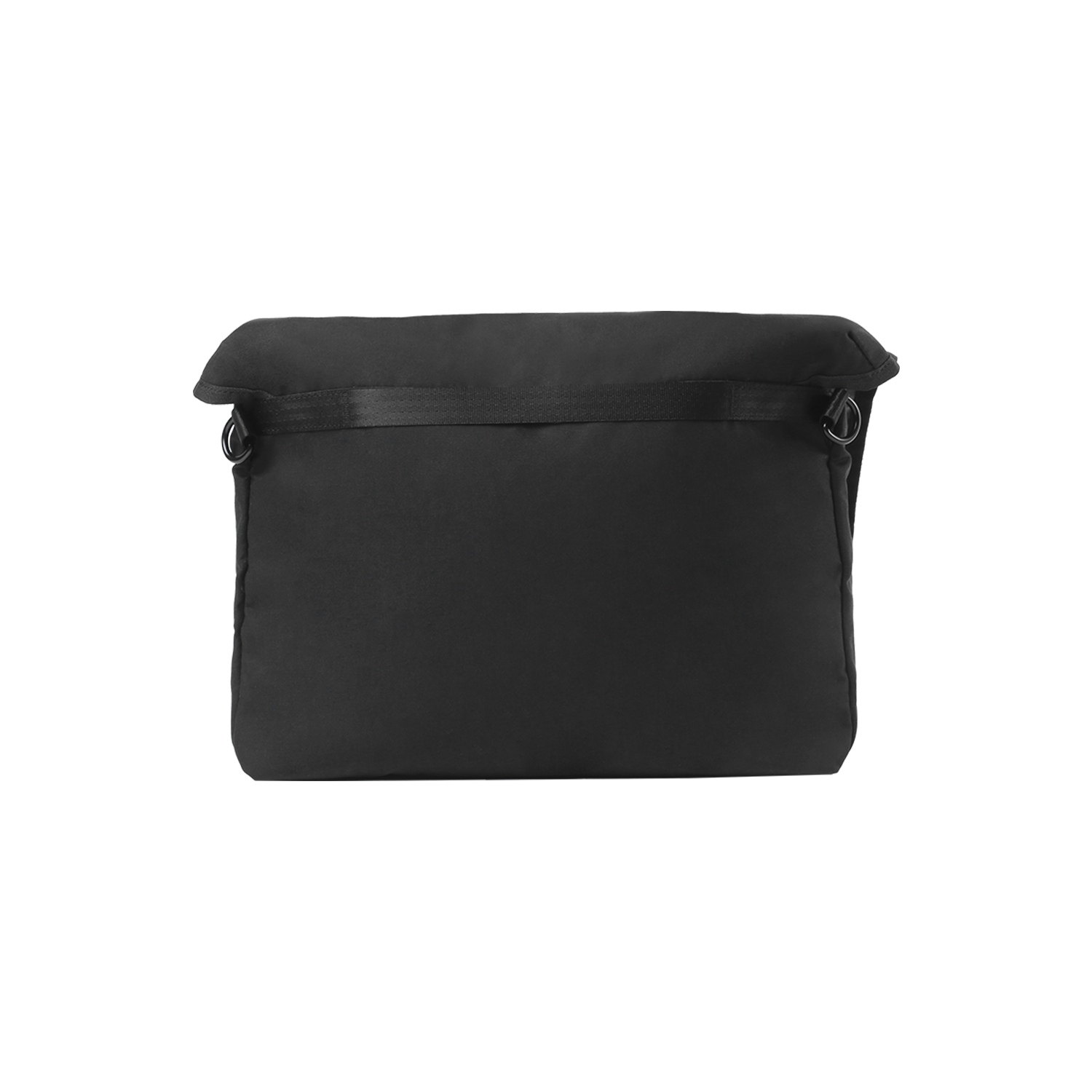 MORAL Northside Bostin 郵差包(大)詭密黑款背面全視角,設有實用拉桿帶方便固定於行李箱。此包款外型簡約,適合通勤與旅行使用。