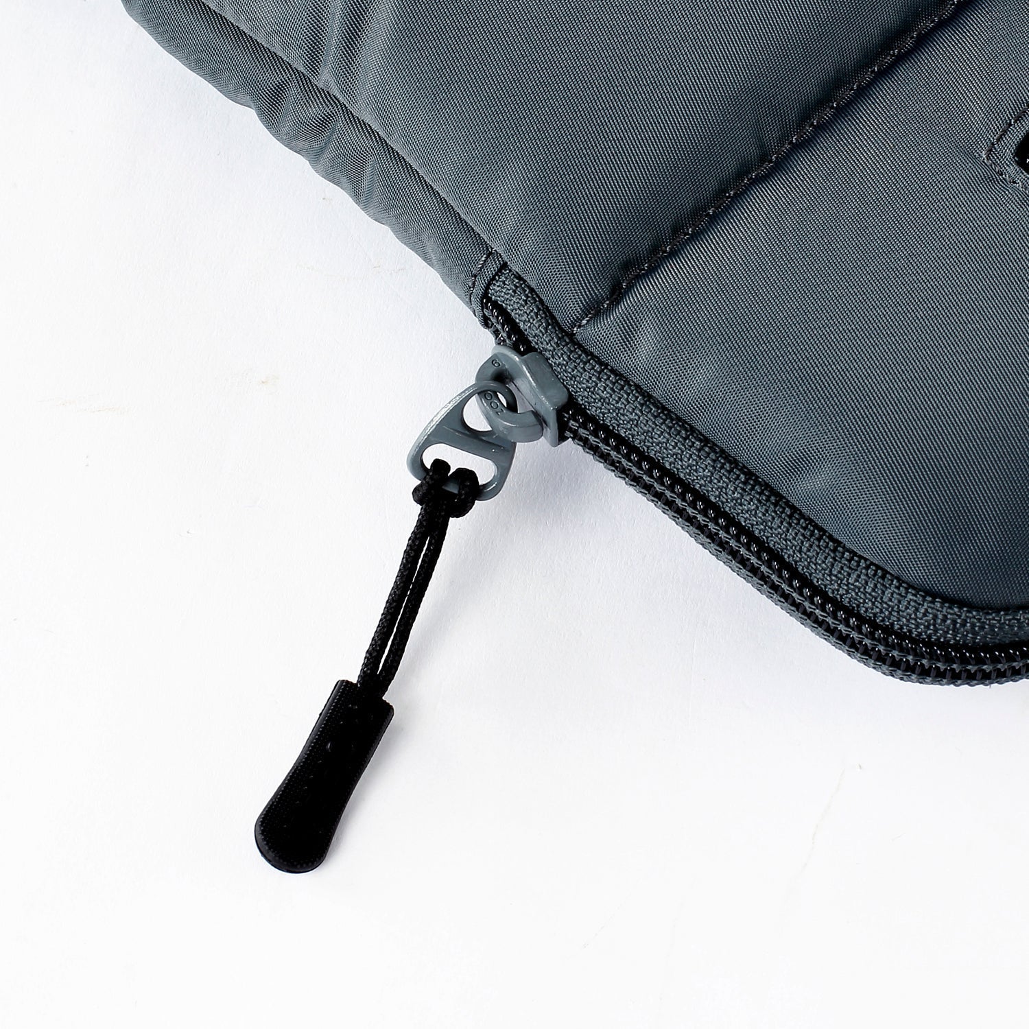 Moral Chapel 16吋電腦袋,拉鍊細節特寫,展現順暢開合與高品質配件。實用兼具時尚。