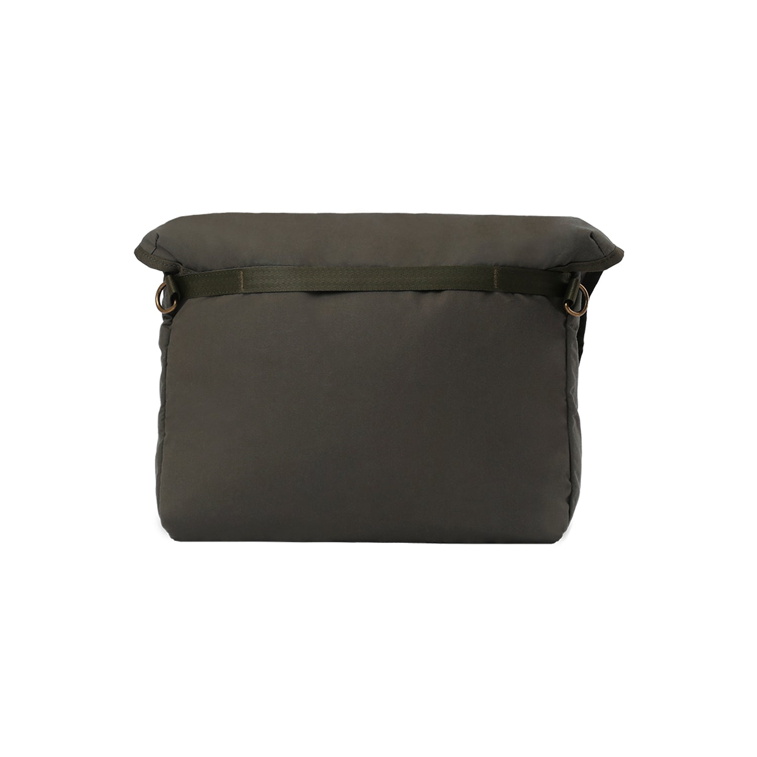 MORAL Northside Bostin 郵差包(大)隱然綠款背面展示,設有行李箱拉桿帶設計。此包款簡約實用,方便出差與旅行攜帶。