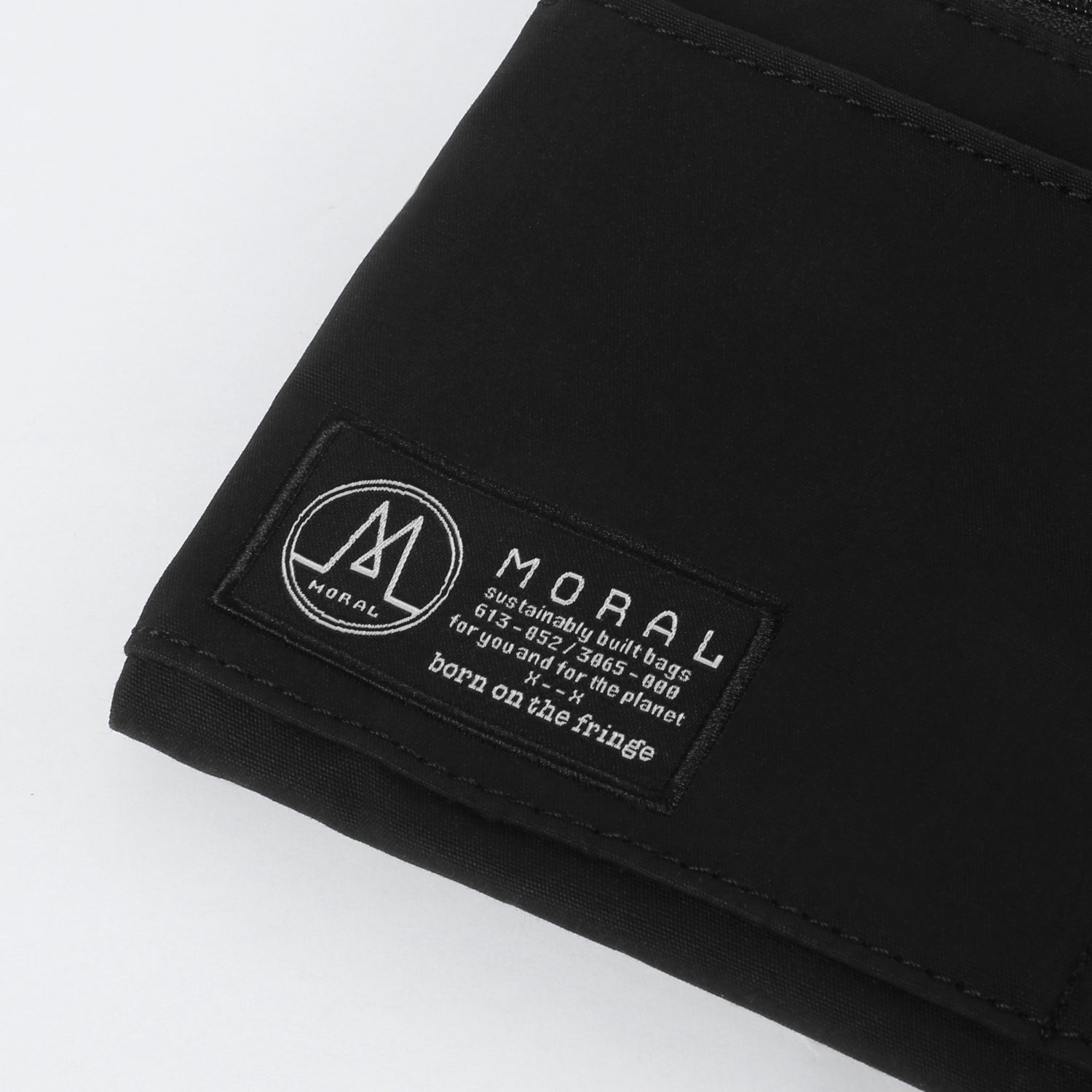 MORAL Napier側背包,展示主袋內部空間與RFID防盜標籤。提升收納安全性,兼具實用與設計感。