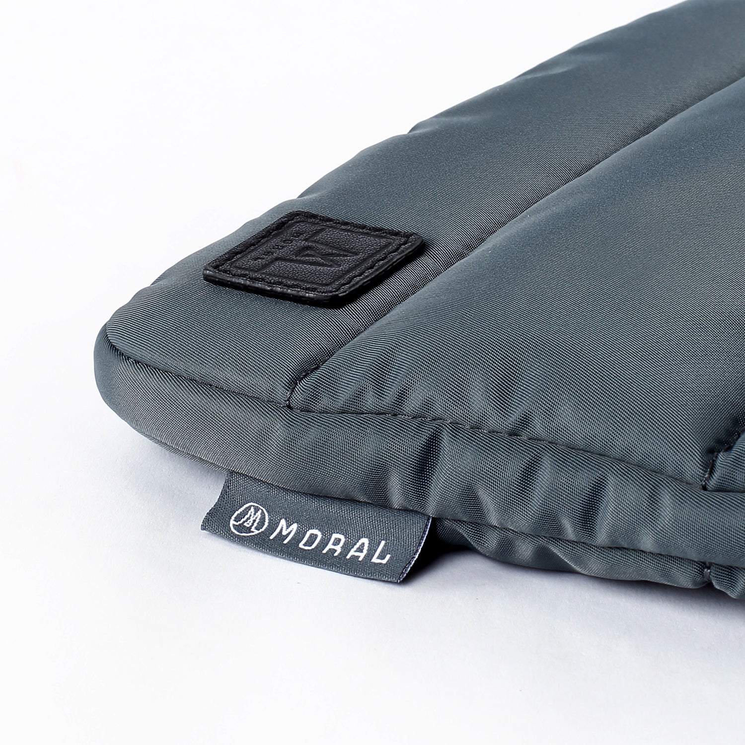 Moral Chapel 16吋電腦袋,邊角與品牌布標細節,顯示柔軟厚實的防護結構。提供筆記型電腦多重保障。