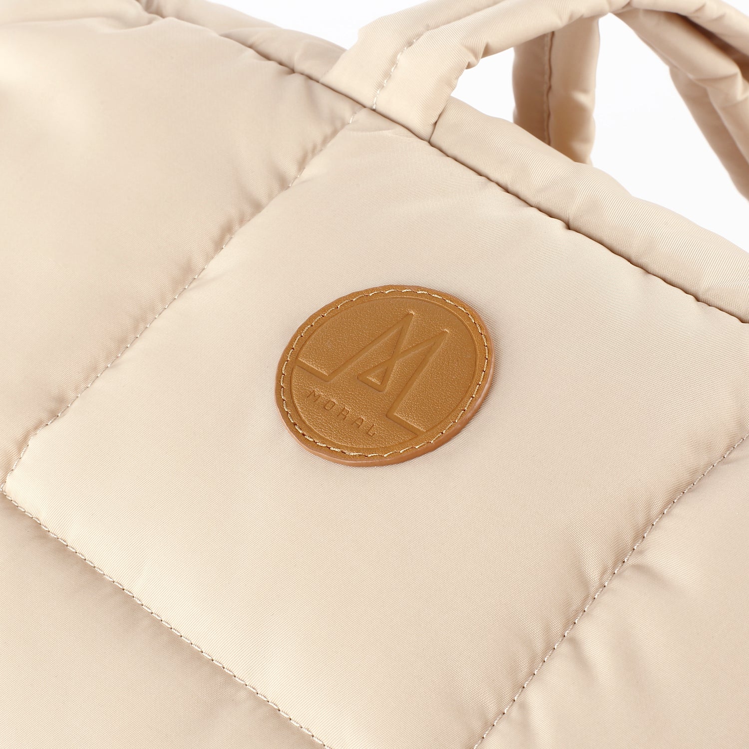 MORAL Chapel 方型單肩包(大)正面特寫,展現品牌真皮標誌細節。米白色格紋質感設計,細膩縫線工藝。