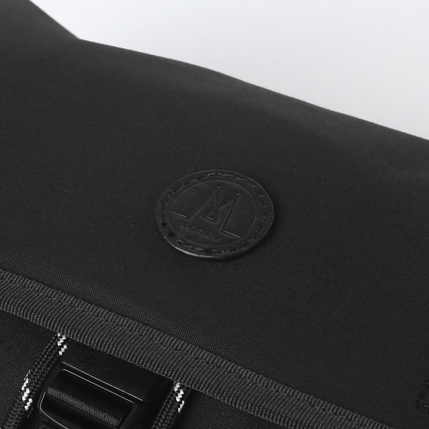 MORAL Northside Bostin 郵差包(中)黑色翻蓋,展現品牌低調質感標誌。細節設計突顯高級時尚品味。