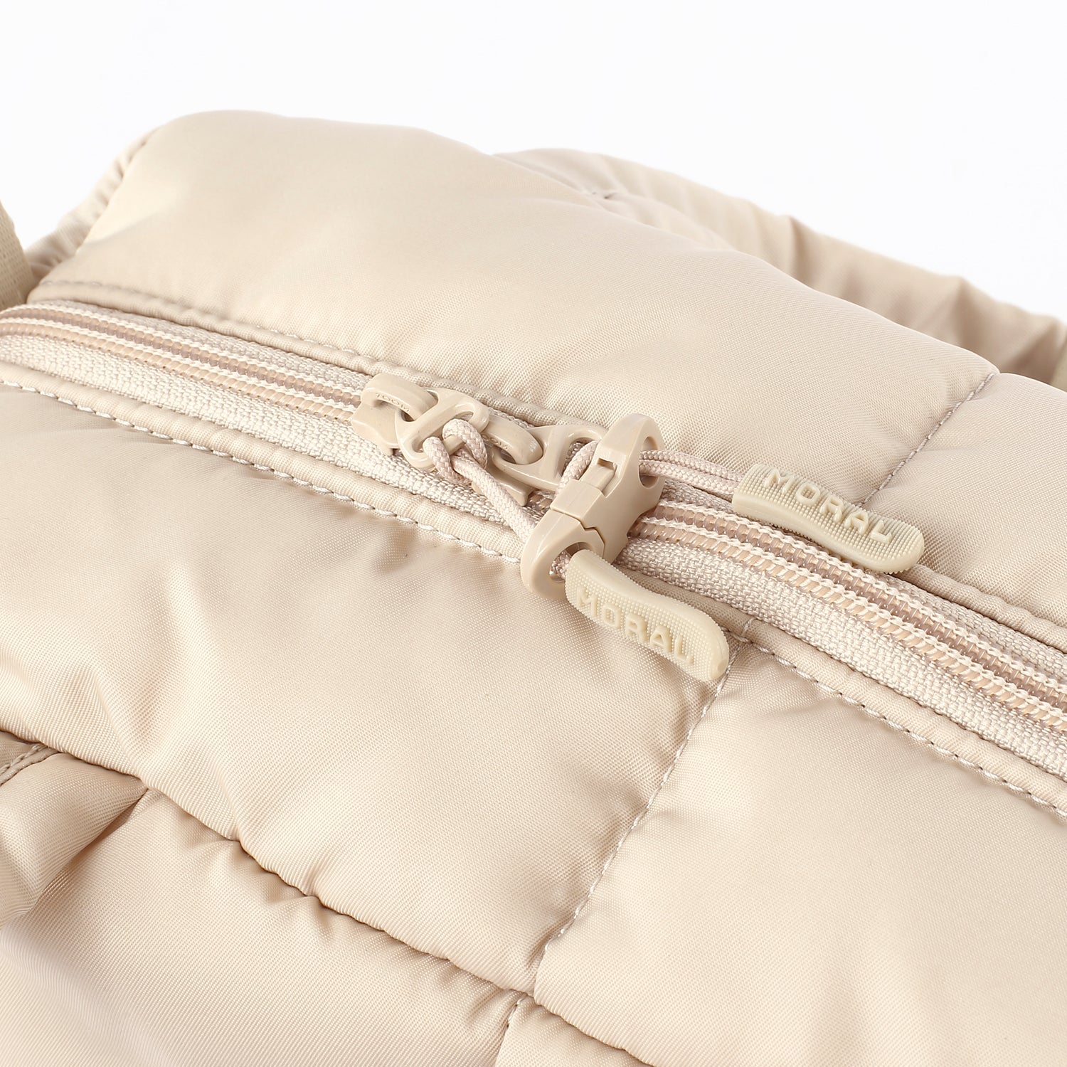 MORAL Chapel 方型單肩包(中)米白色,主袋採用雙拉鍊設計,拉鍊頭印有品牌名稱。細緻縫線與蓬鬆包身展現高質感。