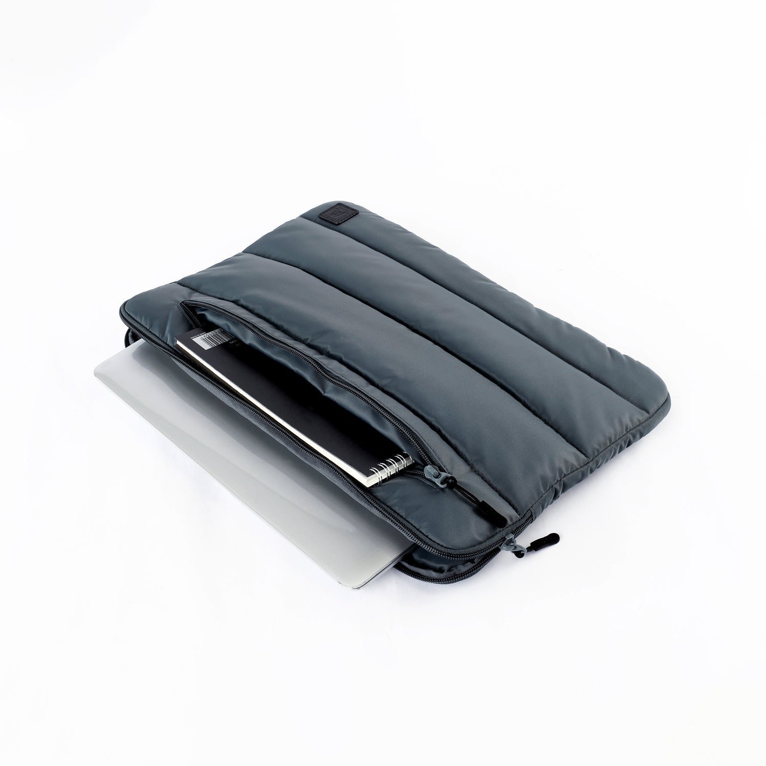 Moral Chapel 16吋電腦袋,半開放狀態收納筆記型電腦。內部空間規劃合理,使用方便。