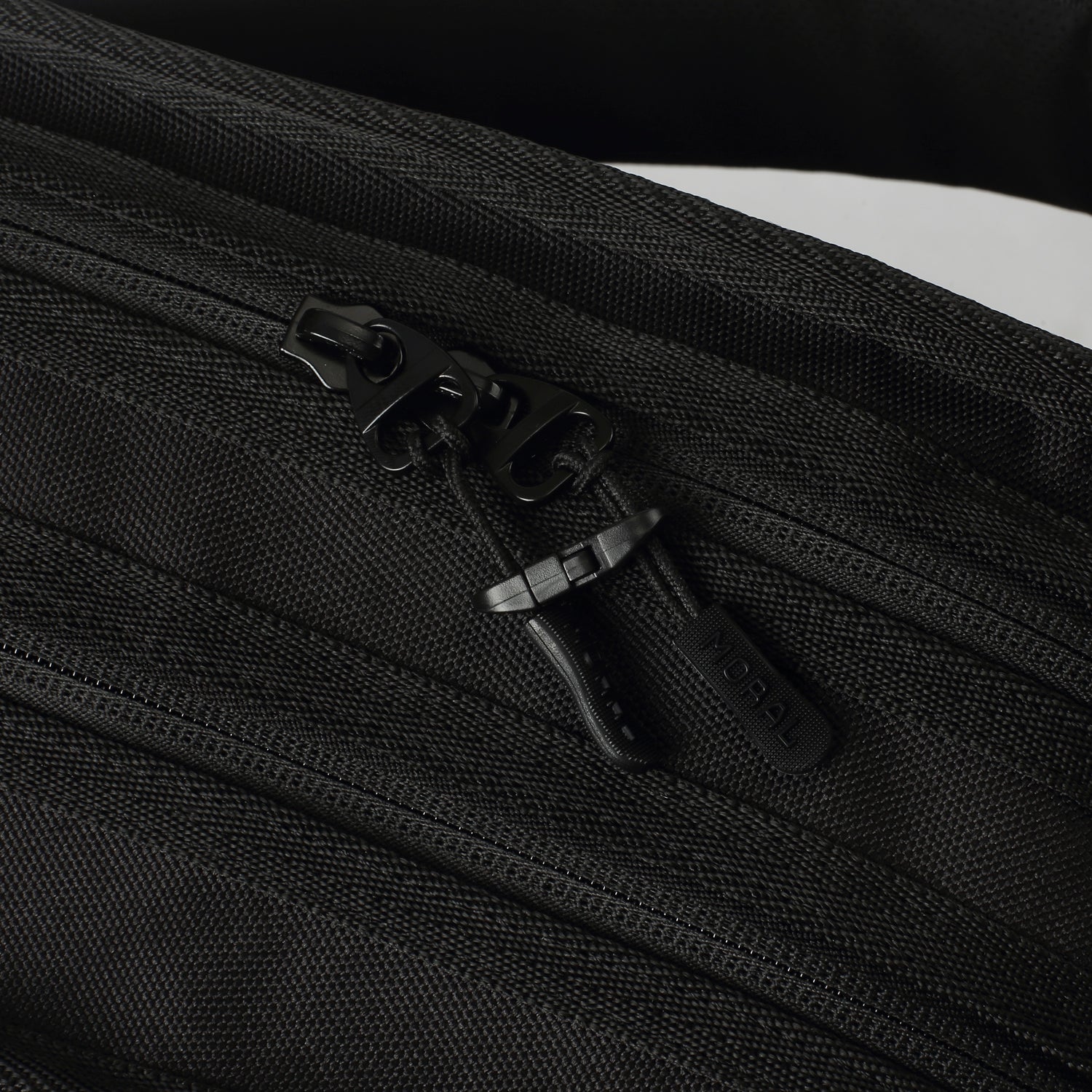 MORAL Napier Poser 運動背包中碼黑色,採用高品質雙拉鍊設計。細節展現品牌質感與耐用性。