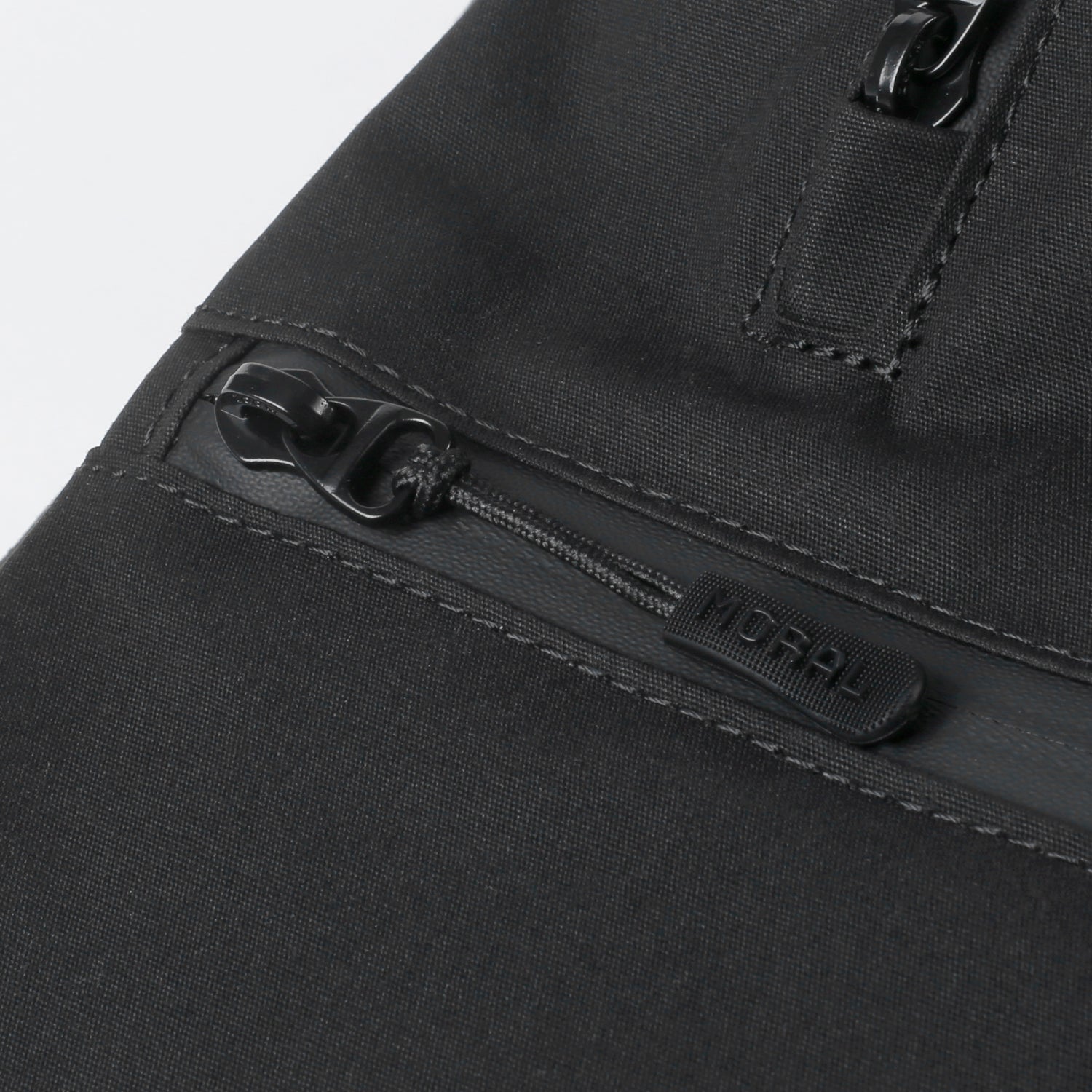 MORAL Cecil Trackies 可生物降解背包,細節呈現品牌LOGO拉鍊設計。防潑水拉鍊提升日常使用的耐用度與保護力。