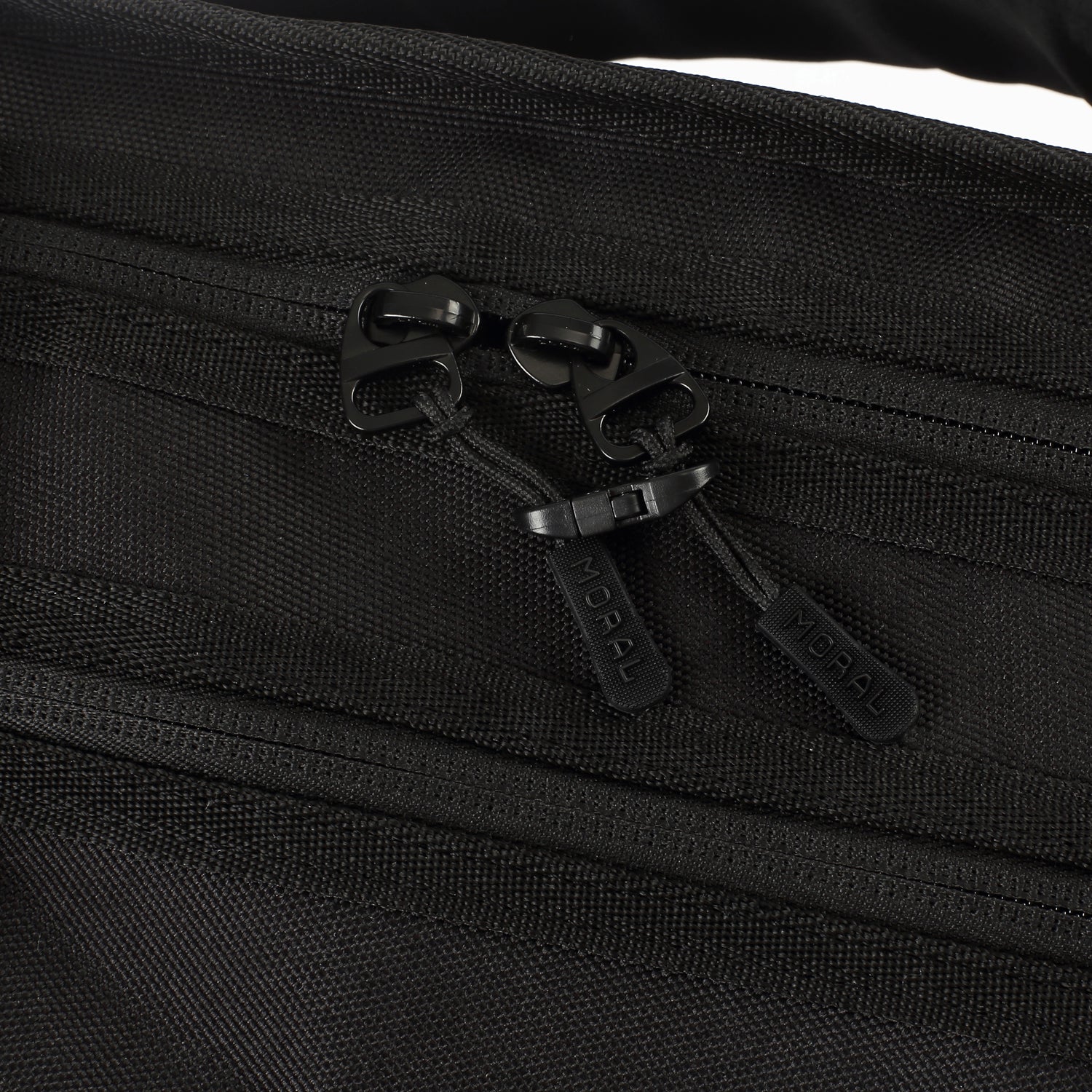 MORAL Napier Poser 運動背包大碼瑪瑙黑,細節展示雙拉鍊設計與品牌字樣拉鍊頭。包款拉鍊順暢,提升實用性與安全性。