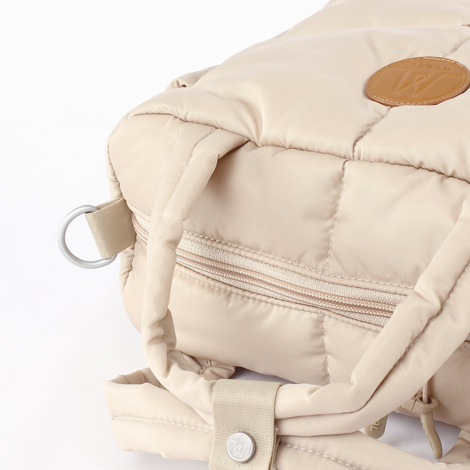 MORAL Chapel 方型單肩包(中)米白色,展現品牌皮革標誌與雙提把細節。包款設有金屬D環與雙拉鍊設計,實用美觀。