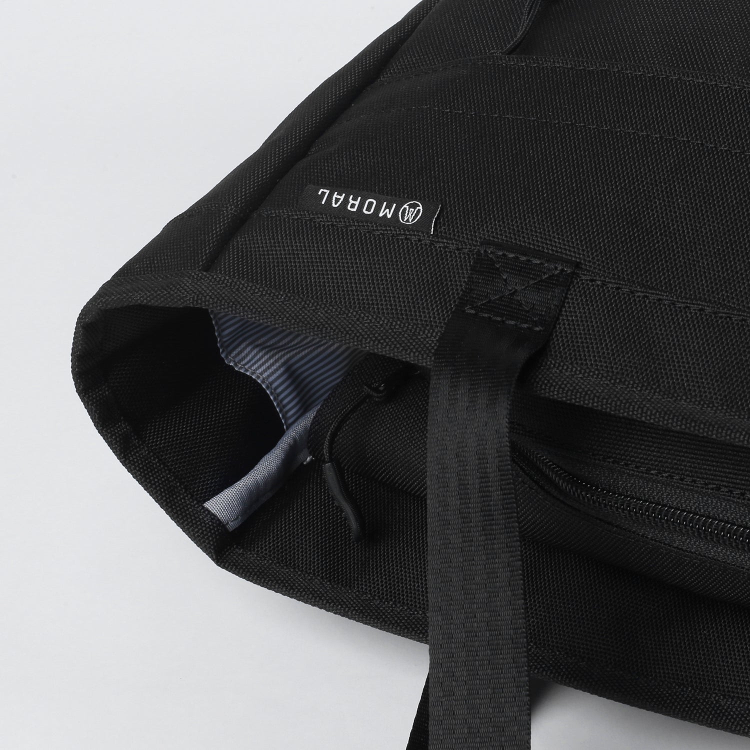 MORAL Rochester 單肩後背兩用包瑪瑙黑色,細節展示品牌標誌與耐用布料設計。包款內裡採用條紋布料,提升整體質感與實用性。