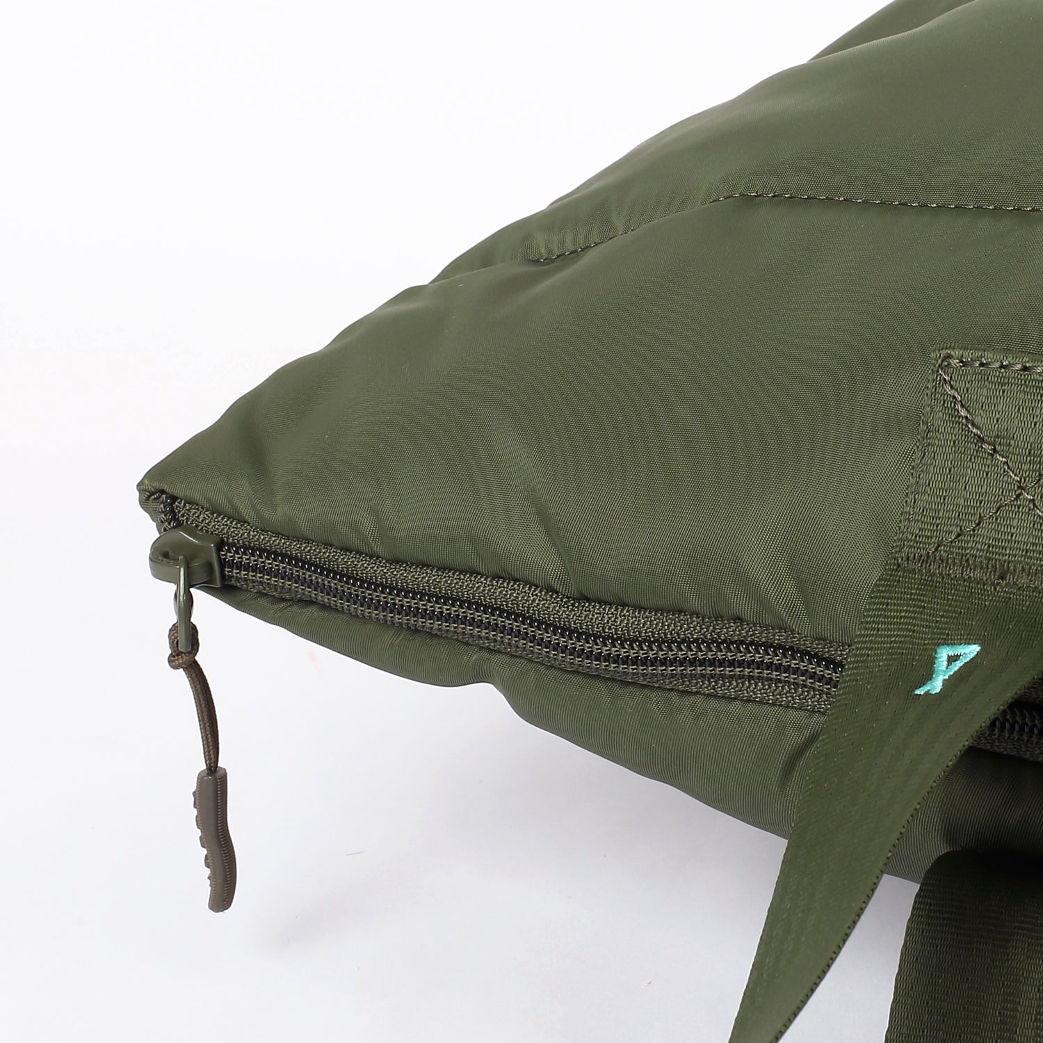 Moral Chapel 托特包(特大),軍綠色細部拉鍊設計,展現質感與實用性。