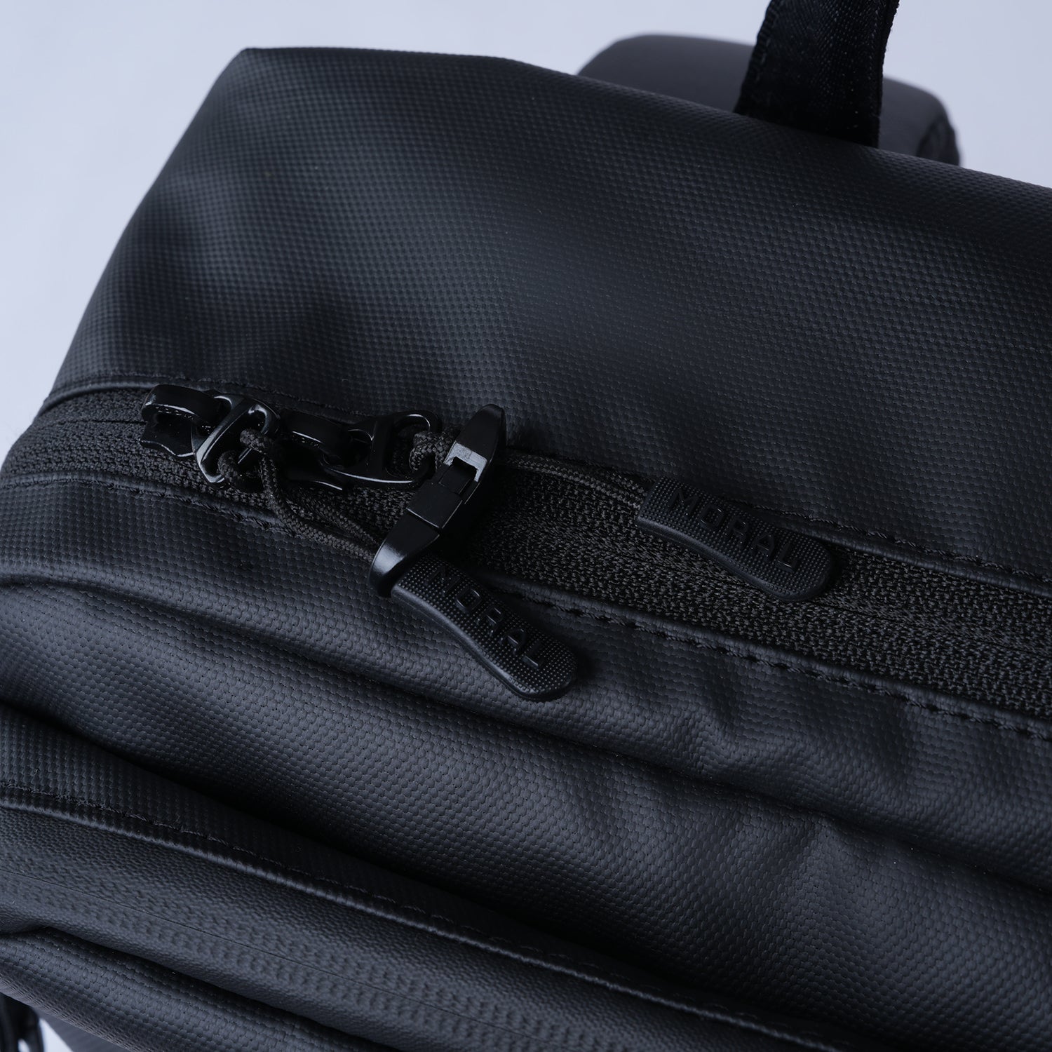 展示Moral CECIL COMPACT II 水拉鍊設計