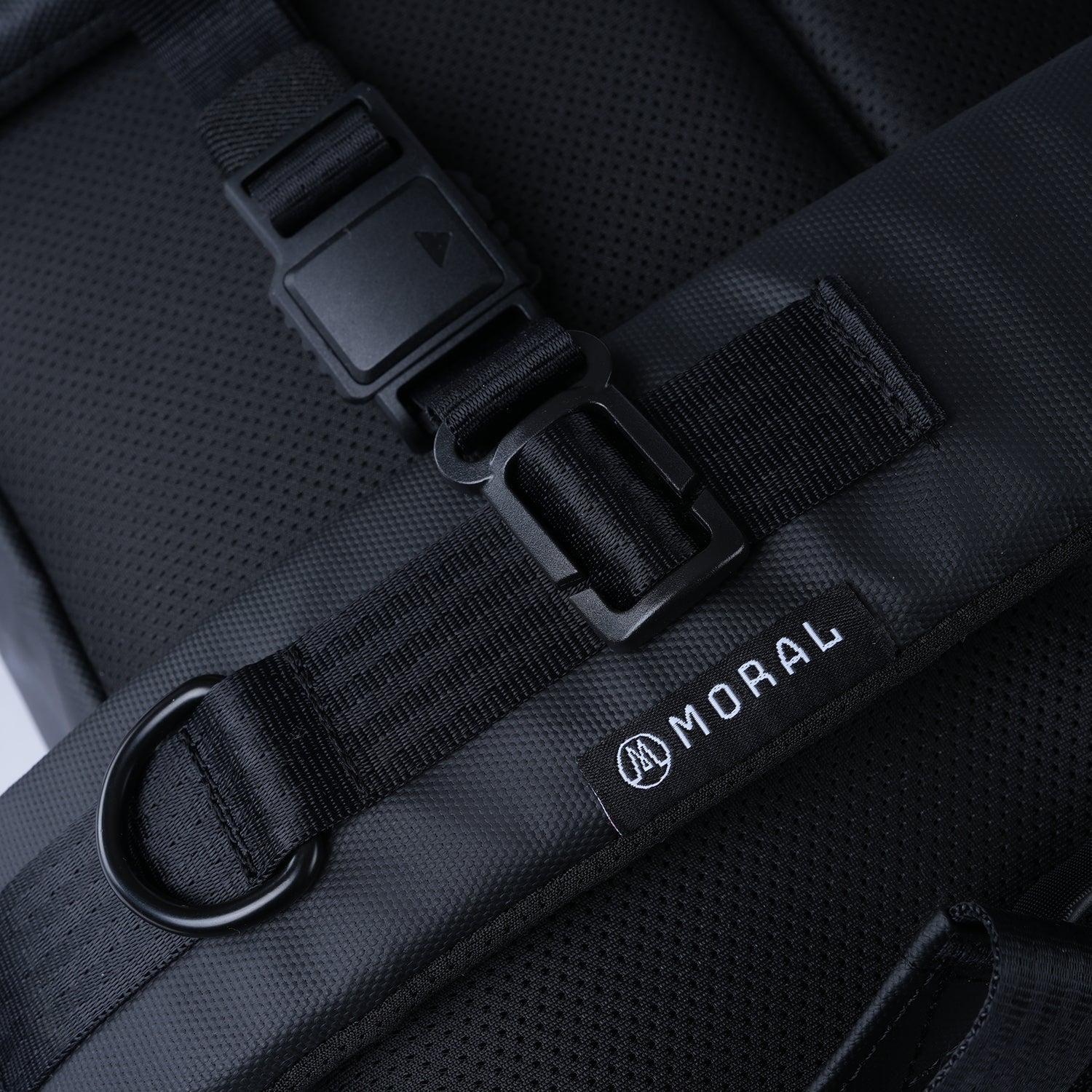 展示Moral CECIL COMPACT II 背包的高強度扣具與品牌 LOGO,突顯耐用性與細節設計