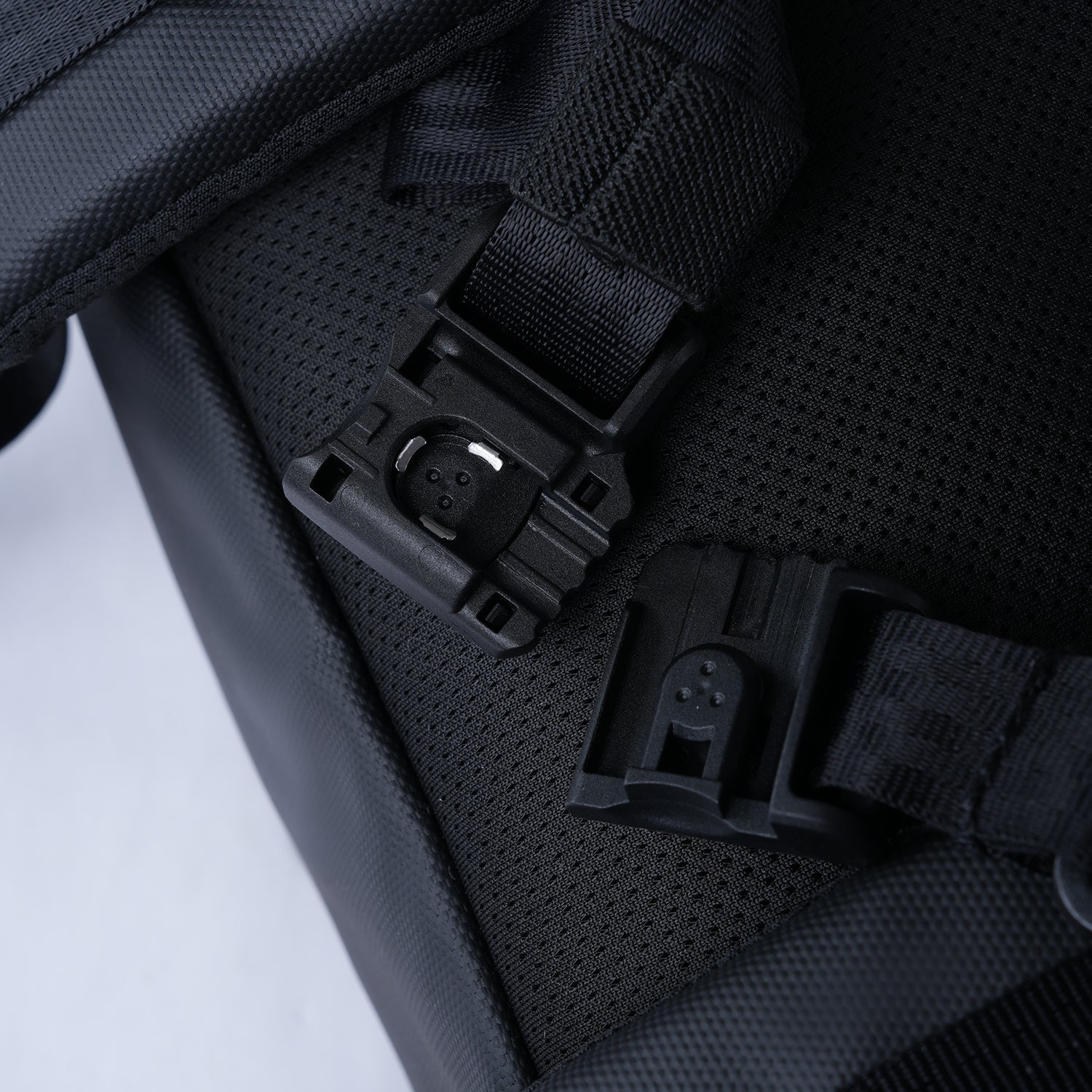 展示Moral CECIL COMPACT II 背包的高強度扣具,突顯耐用性與細節設計