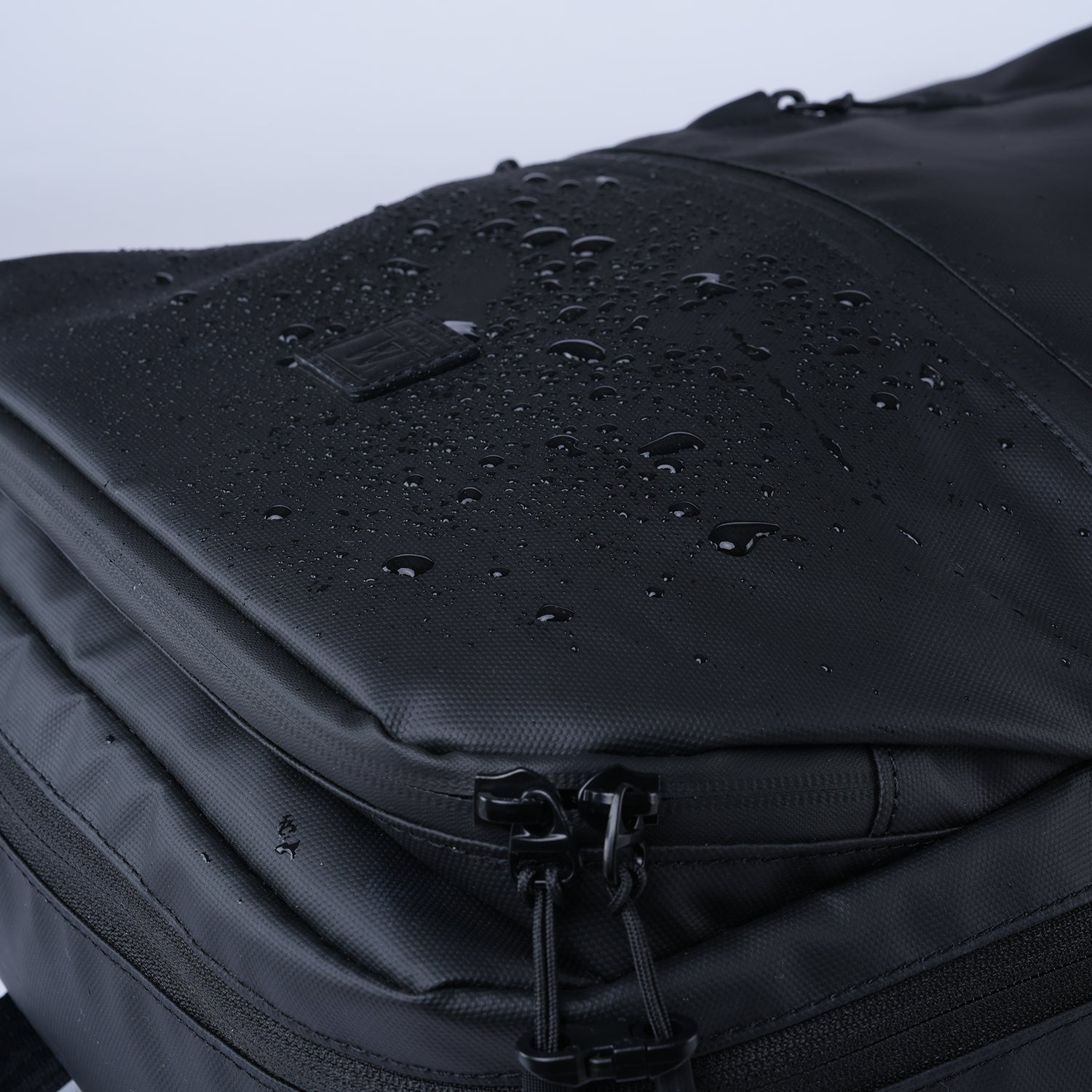 Moral CECIL COMPACT II 背包表面水滴效果,突顯防潑水材質