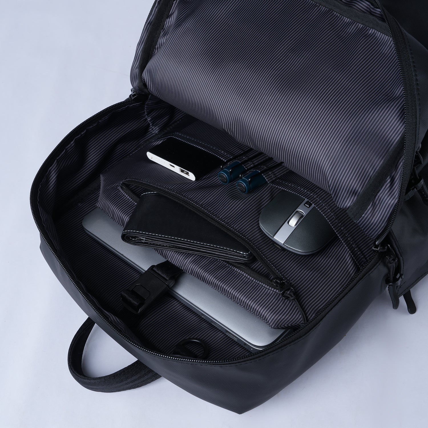 Moral CECIL COMPACT II 背包內部多功能分隔設計,包含筆電夾層與小物收納空間