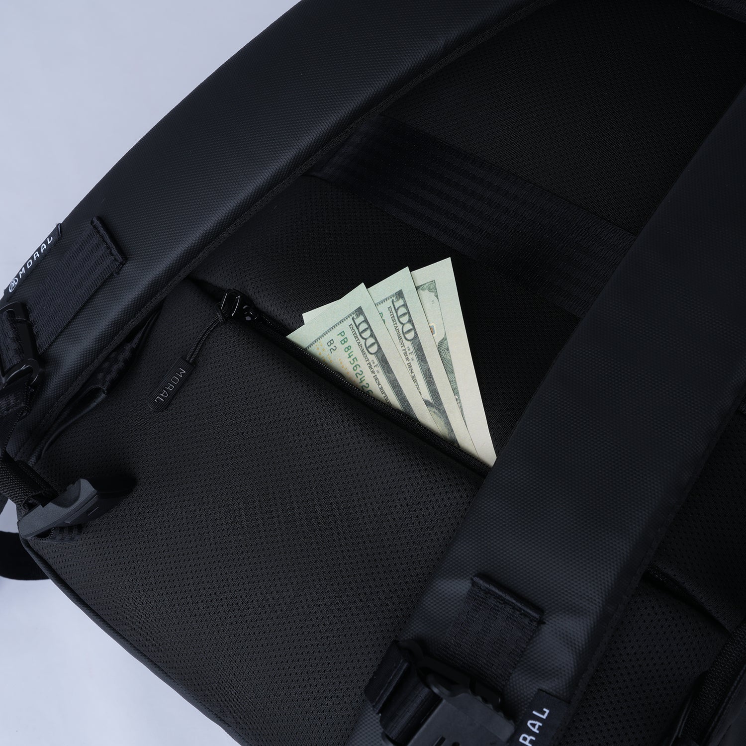 展示Moral CECIL COMPACT II 背包背部隱藏口袋設計,可存放現金或重要物品,提升安全性