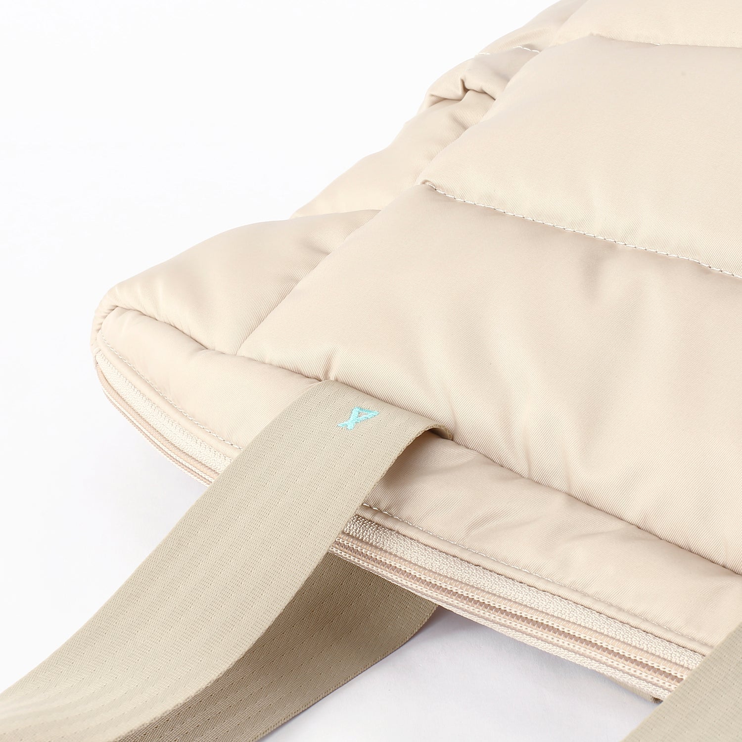 MORAL Chapel 托特背包米色款,細部展示寬大提把與包包車縫細節。表面柔軟厚實,展現品牌質感設計。