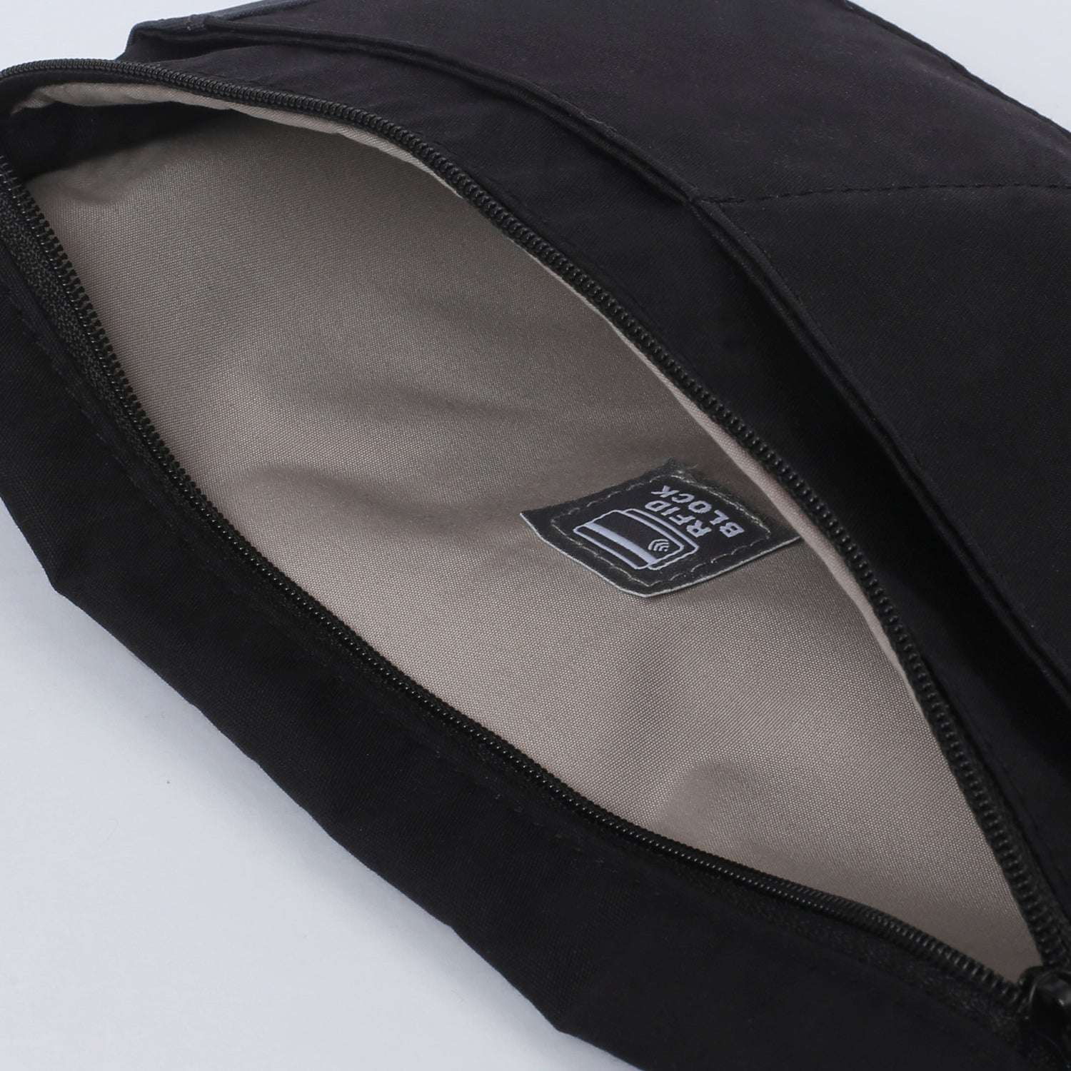 MORAL Napier側背包,展示主袋內部空間與RFID防盜標籤。提升收納安全性,兼具實用與設計感。