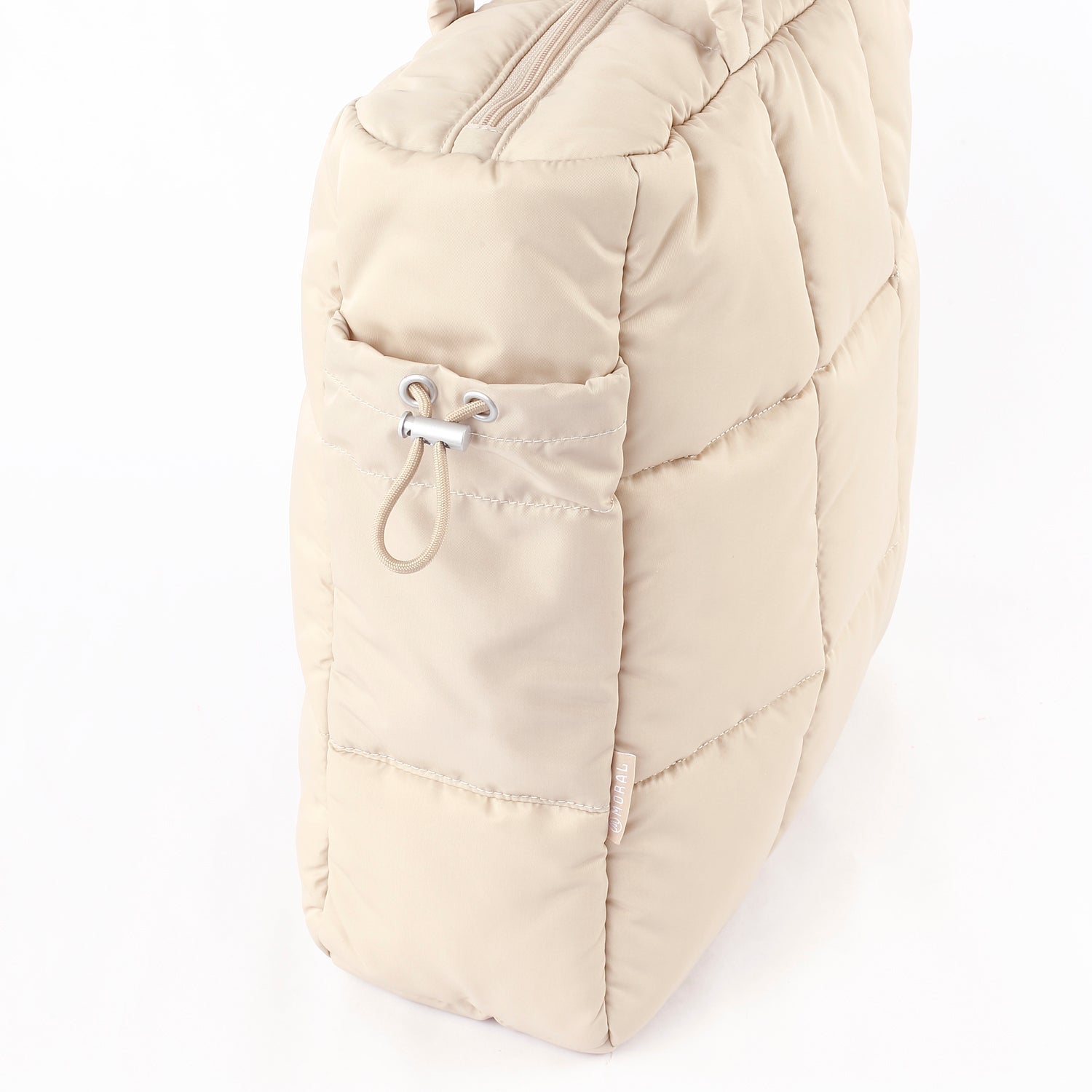 MORAL Chapel 方型單肩包(大)側邊口袋細節,展現束繩設計與立體格紋質感。包款以米白色為主,結構實用且美觀。