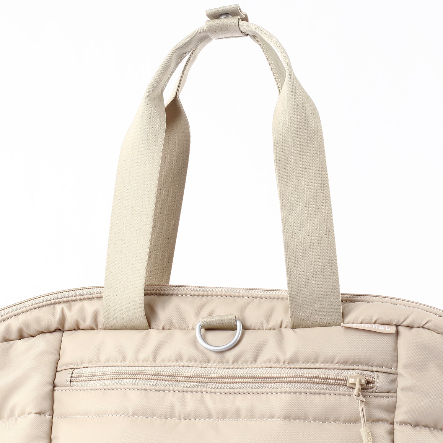 MORAL Chapel 托特背包米色款,展示寬大雙提把與背面拉鍊口袋。包包細節包含金屬掛環與品牌標籤設計。