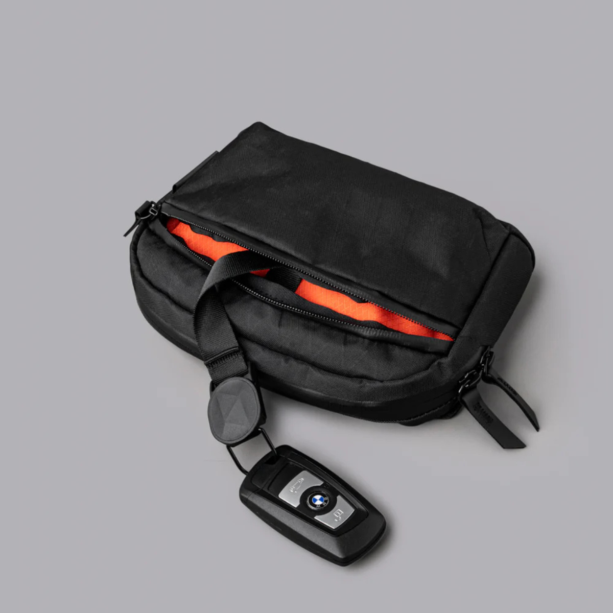 前隔間還有一個整合的磁性 MOD 鑰匙繫繩,可協助您管理鑰匙。