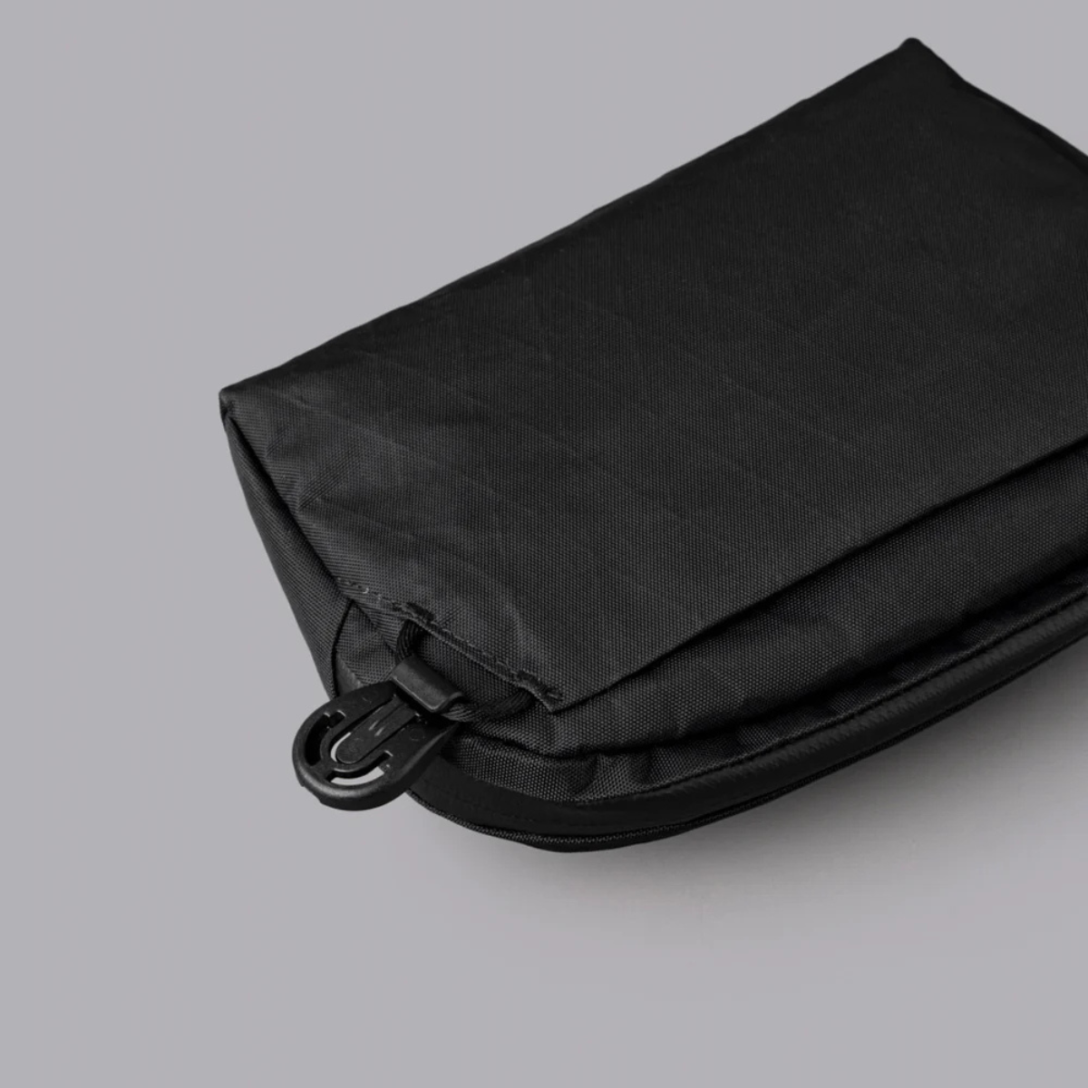 側肩包的背面有一個隱藏的插袋,可讓護照或錢包等敏感物品輕鬆拿取,但又安全地隱藏。