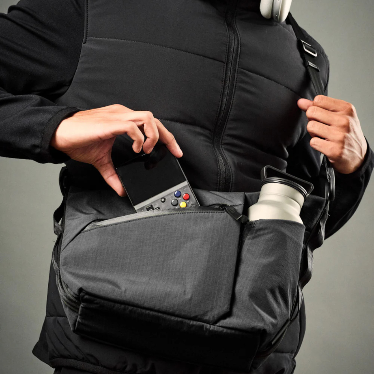 Alpaka Flow Satchel 側肩包
正面的快速存取口袋可輕鬆存放必需品,並配有內建鑰匙夾。