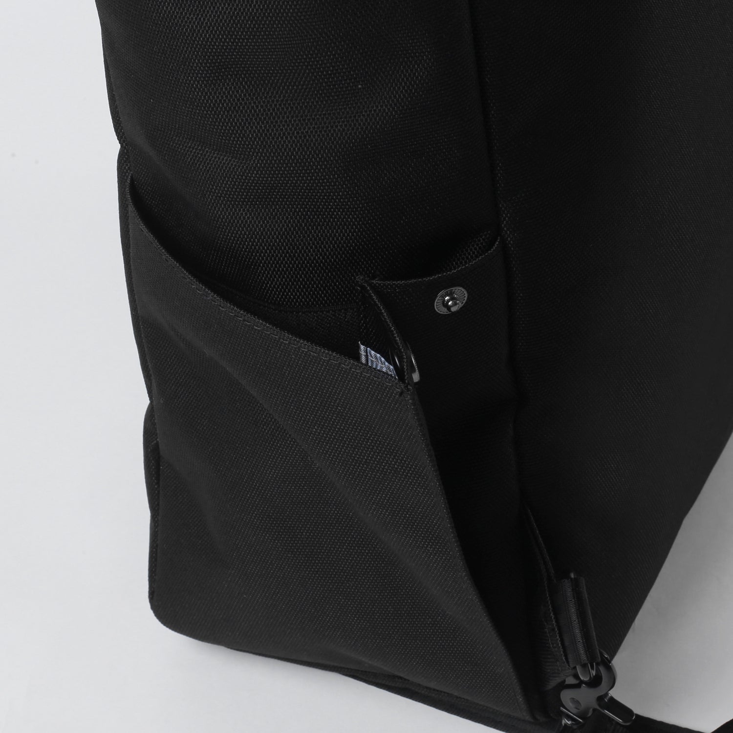 MORAL Rochester 單肩後背兩用包黑色,側邊設有按扣與收納口袋設計。包款方便實用,提升物品分類與攜帶便利性。