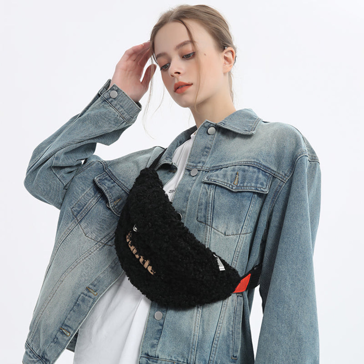 真羊毛斜揹袋-上身示範穿搭