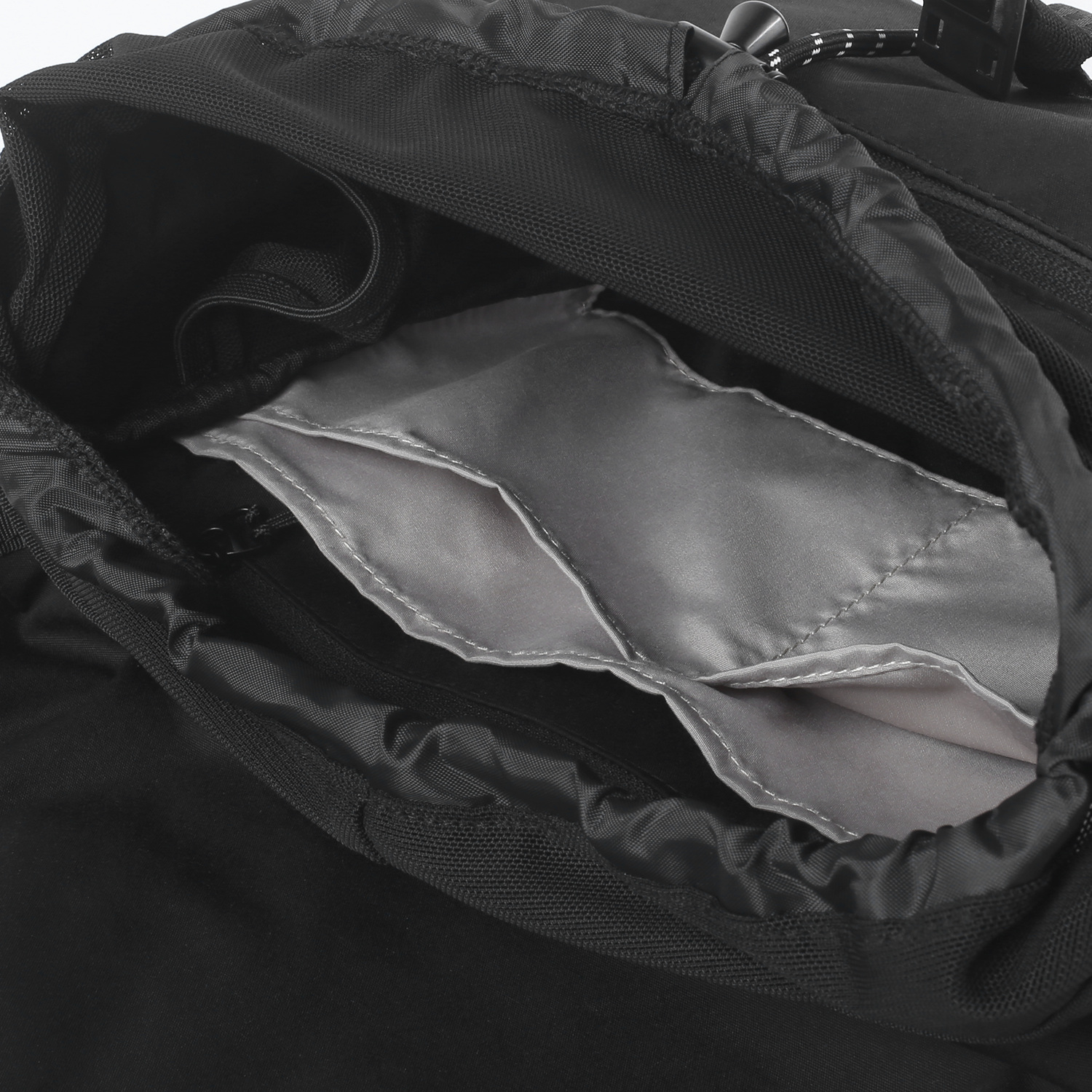 MORAL Northside Bostin 郵差包(中)內部設有多層分隔收納空間。貼心設計方便分類擺放各類物品。