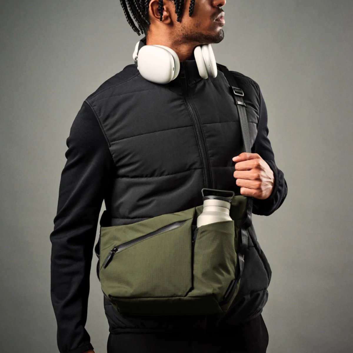 Alpaka Flow Satchel 側肩包
拉鍊擴充角撐板可讓您容納 1 公升大的瓶子。