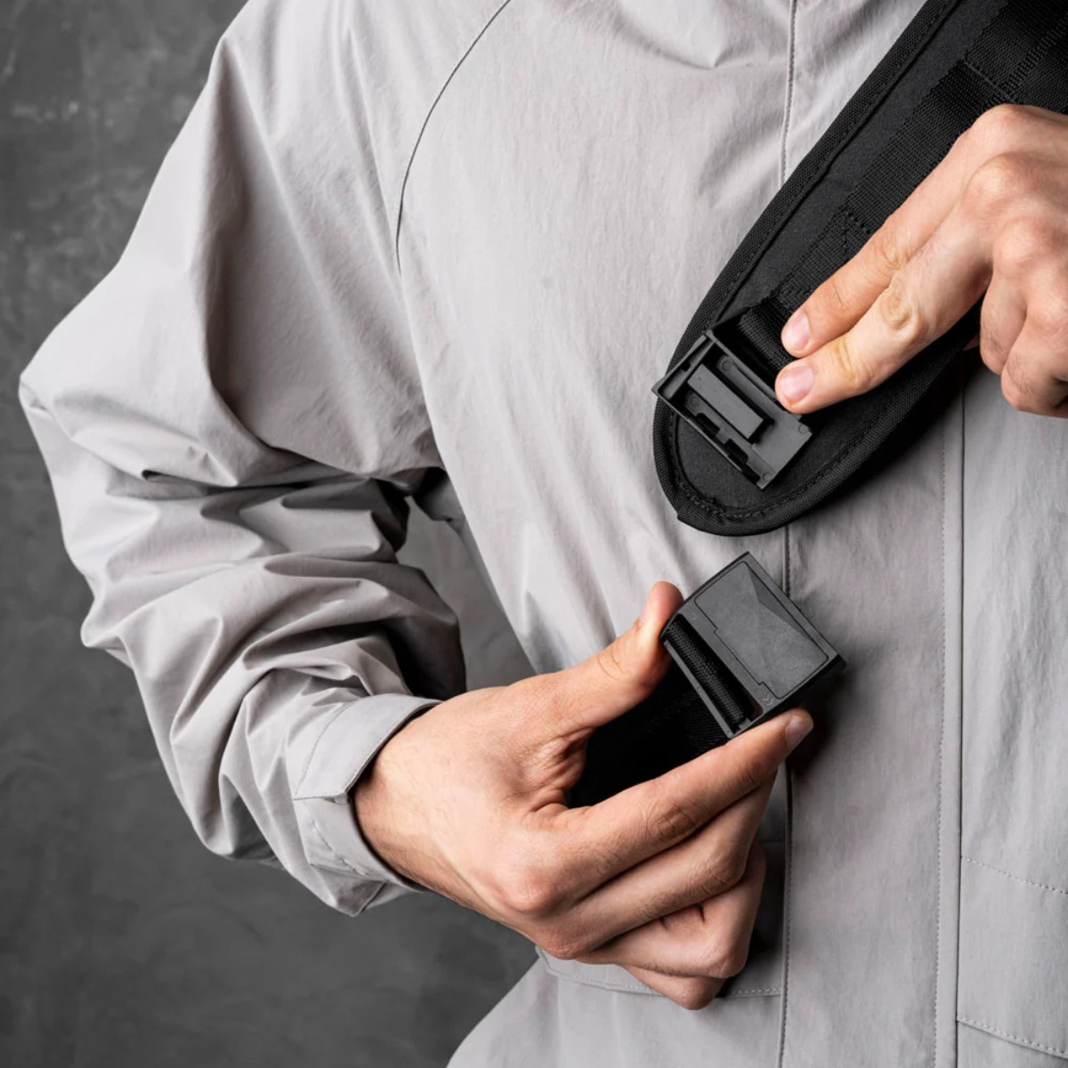 可拆卸雙面肩帶,輕鬆轉換攜帶模式。